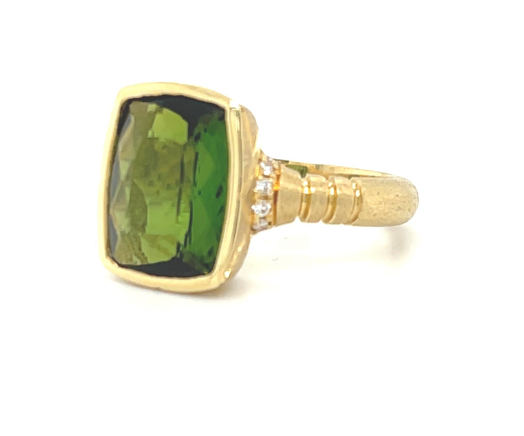 Women's or Men's Green Tourmaline and Diamond Ring in 18k Yellow Gold, 4.40 Carats For Sale