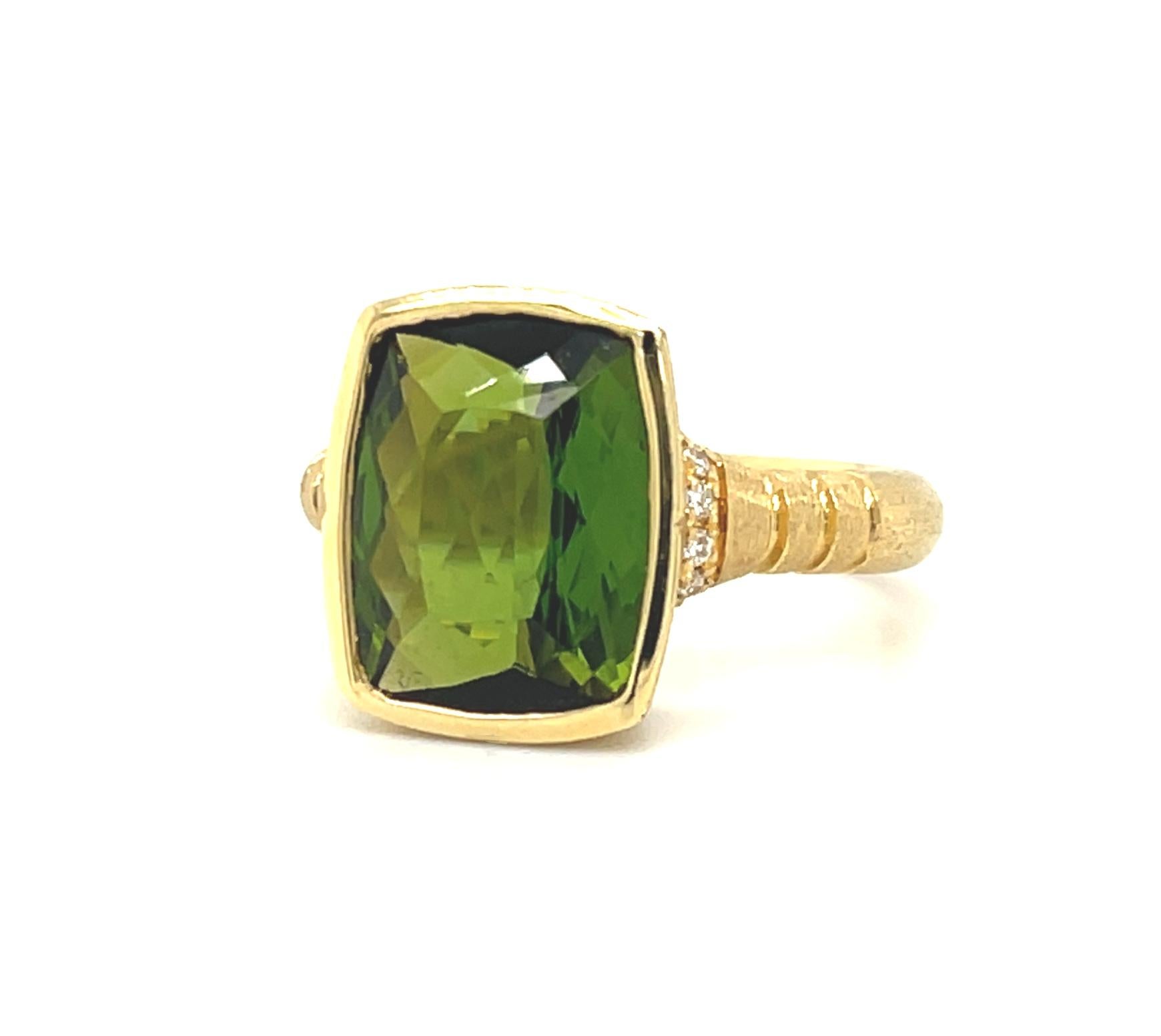 Green Tourmaline and Diamond Ring in 18k Yellow Gold, 4.40 Carats For Sale 1