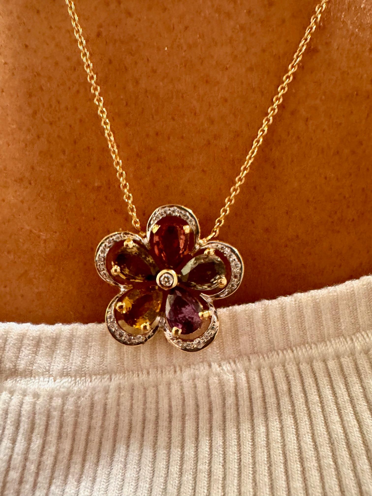 Colgante de cadena de oro amarillo de 18 quilates con zafiro multicolor y diamantes de 4,40 quilates en venta 2