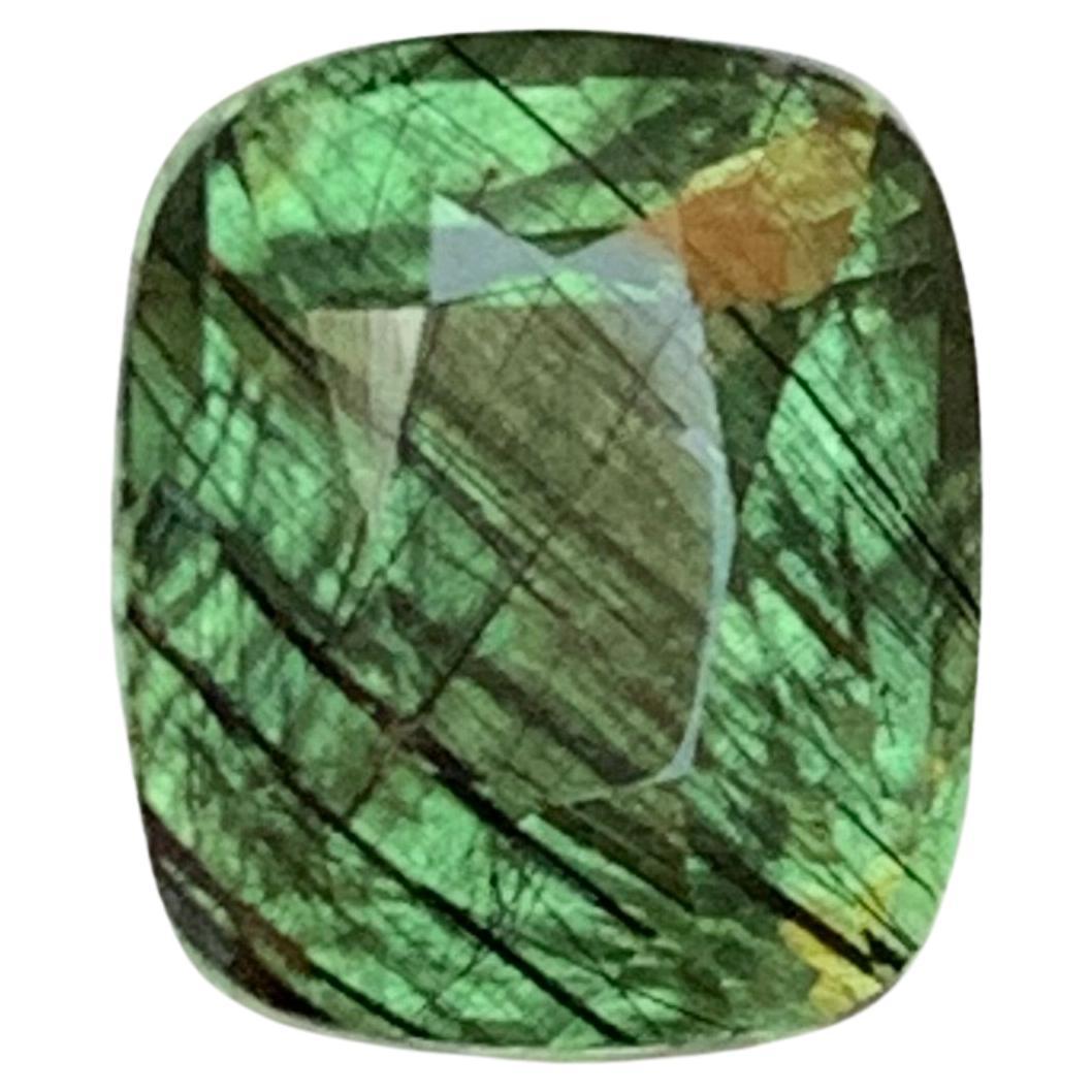 4,40 Karat natürlicher grüner Peridot mit dichten nadelartigen Ludwigit-Einschlüssen