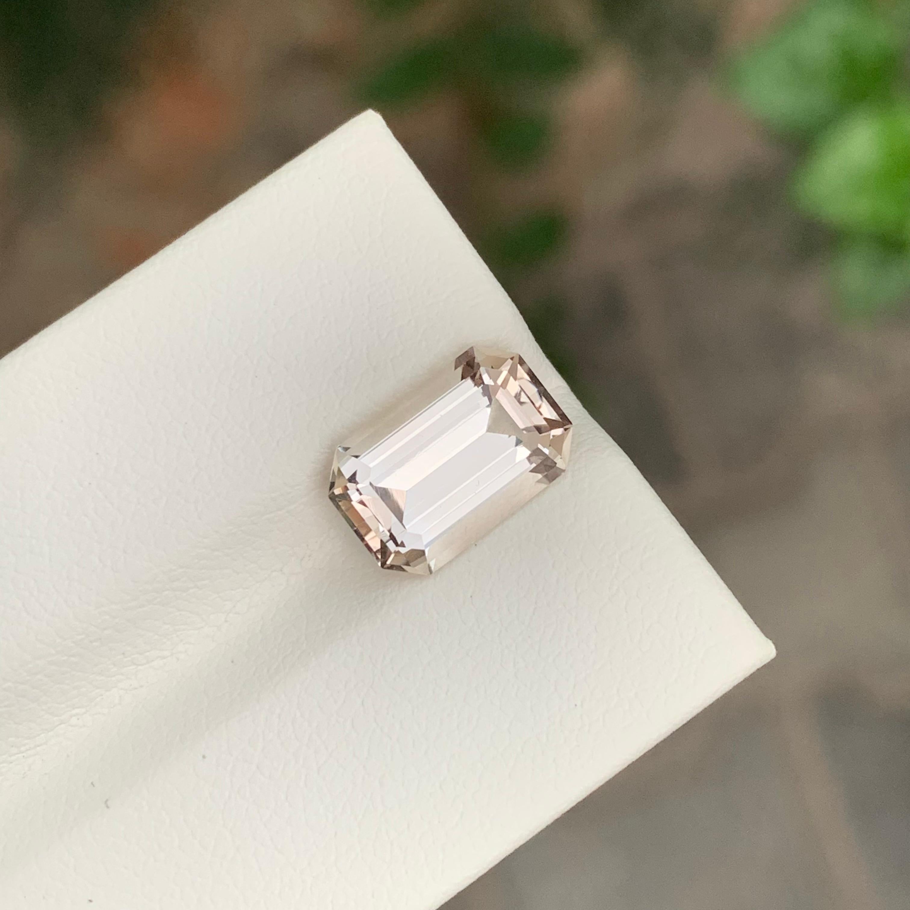Schöne 4,40 Karat natürlichen Topas Smaragd Form Edelstein im Zustand „Neu“ im Angebot in Peshawar, PK