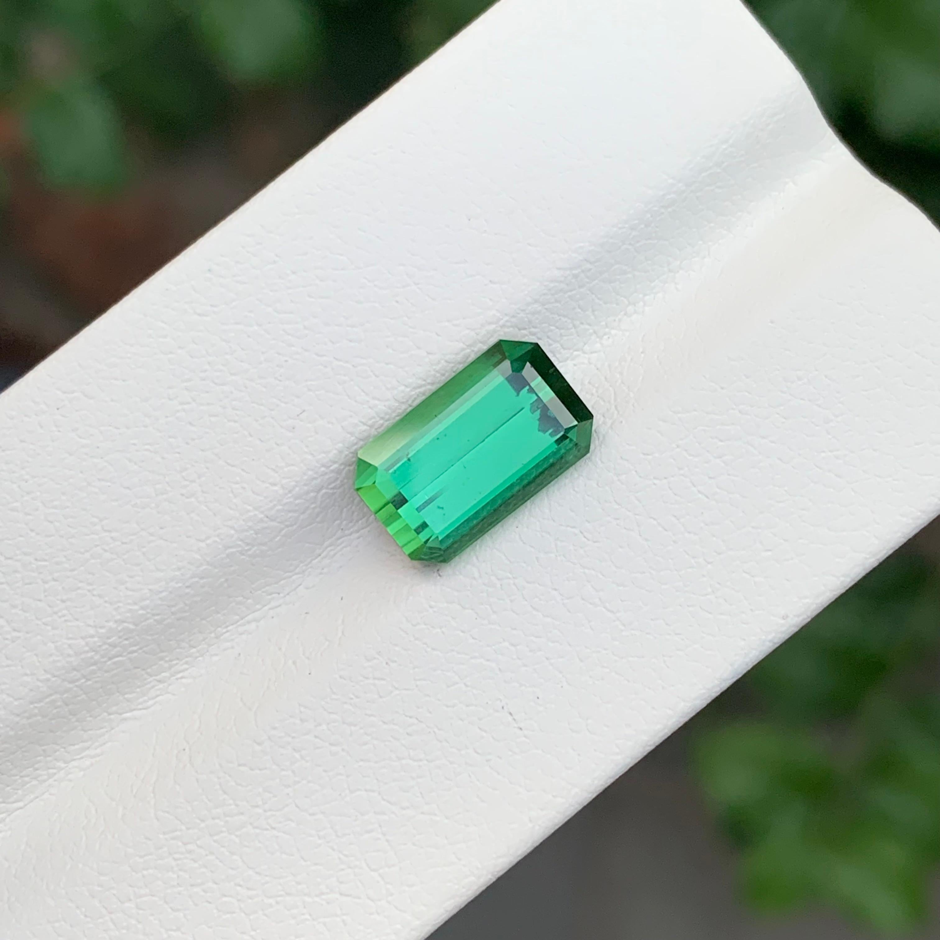Arts and Crafts 4.40 Carat Natural Loose Green Tourmaline Emerald Shape Gemstone (pierre précieuse en forme d'émeraude) en vente