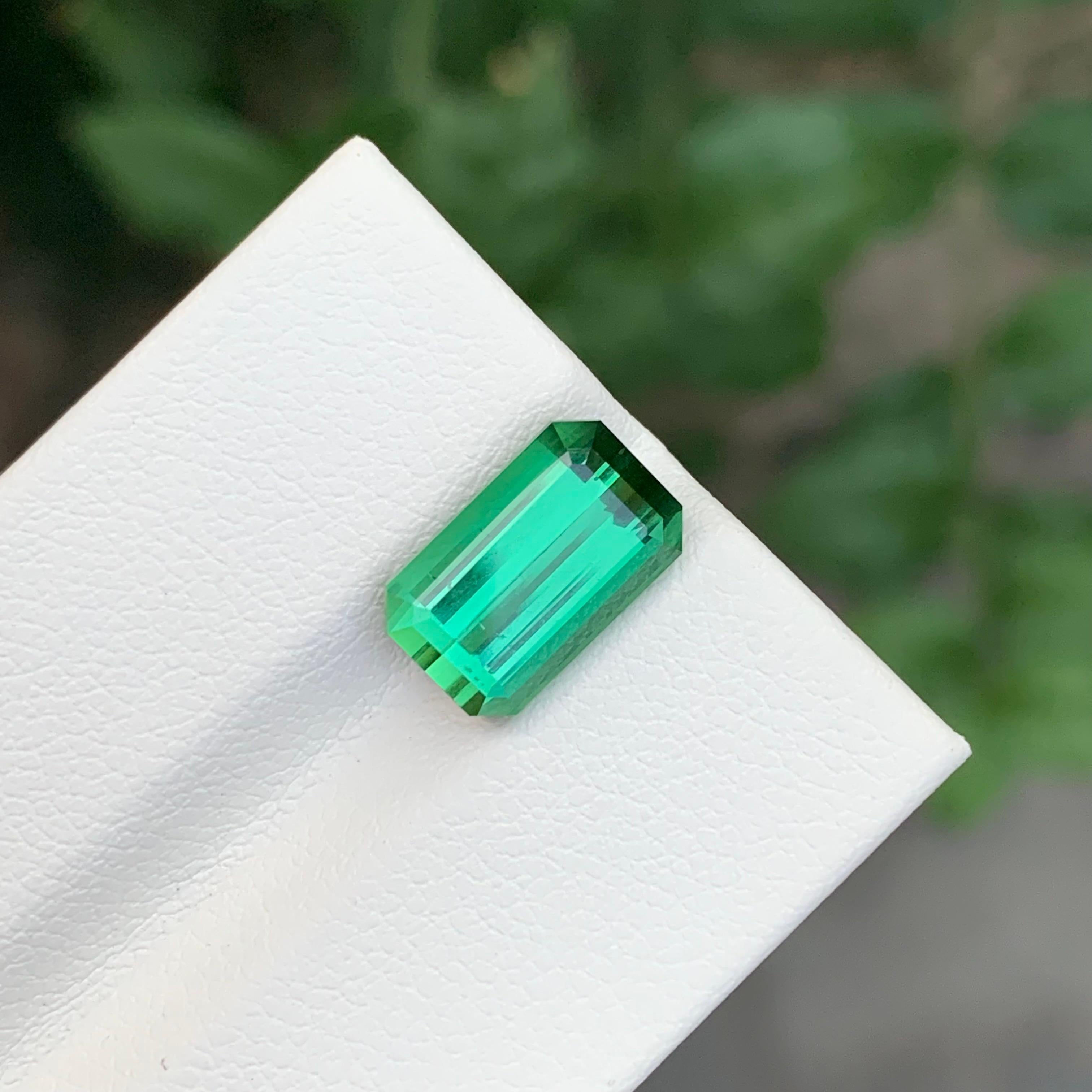 Taille émeraude 4.40 Carat Natural Loose Green Tourmaline Emerald Shape Gemstone (pierre précieuse en forme d'émeraude) en vente