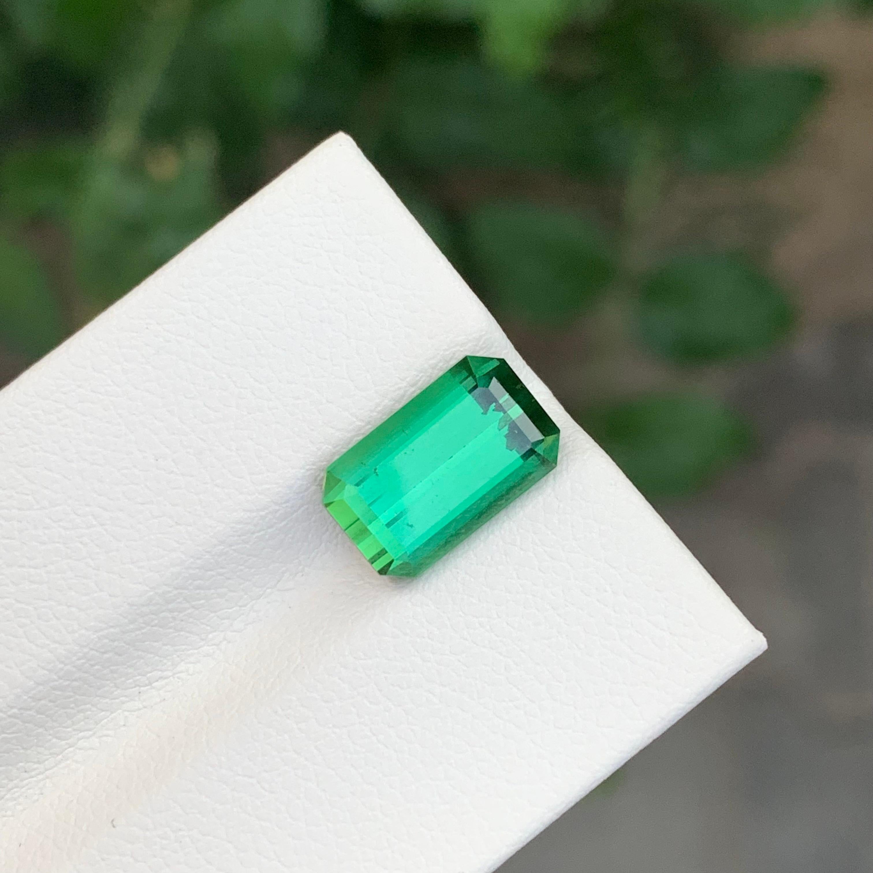 4.40 Carat Natural Loose Green Tourmaline Emerald Shape Gemstone (pierre précieuse en forme d'émeraude) en vente 1