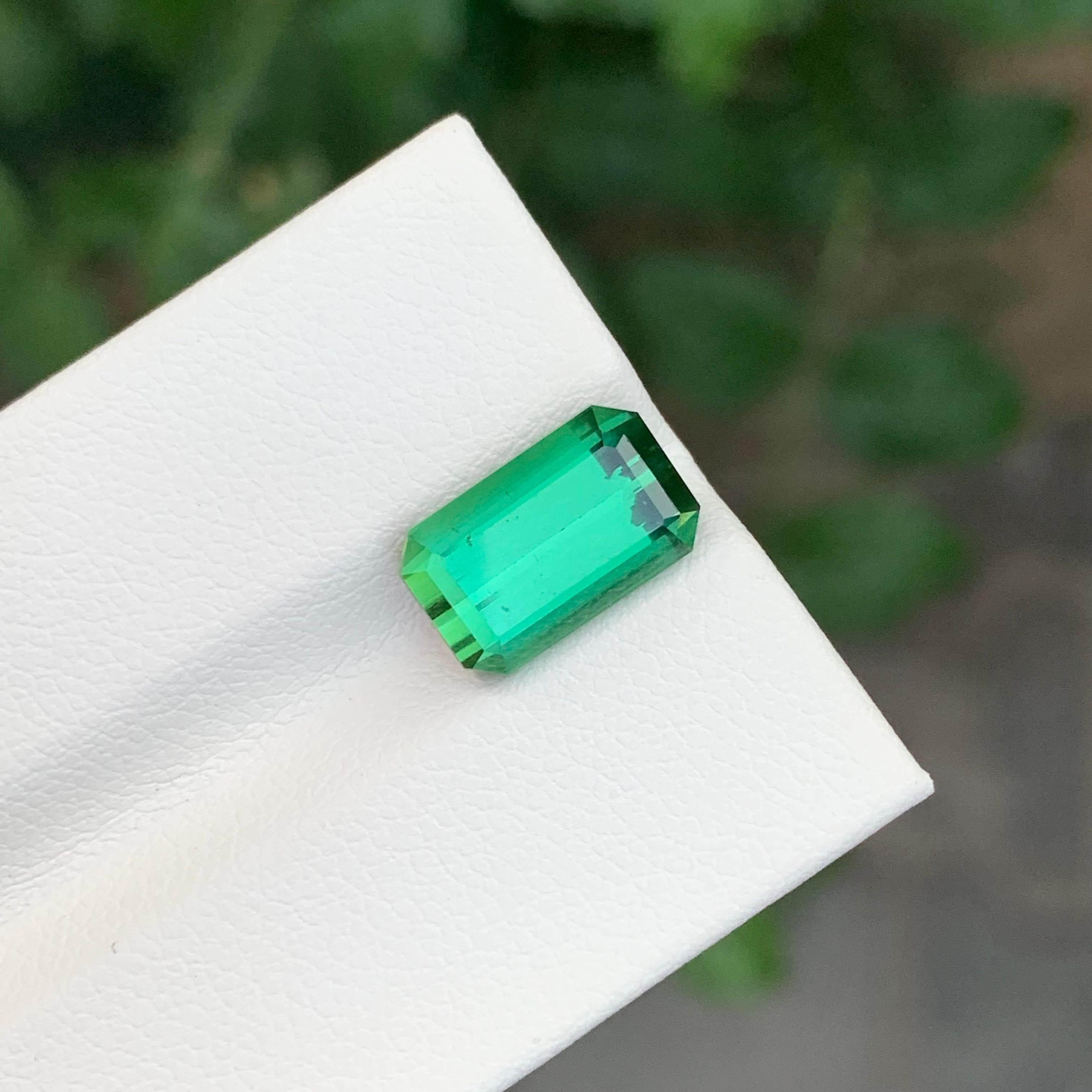 4.40 Carat Natural Loose Green Tourmaline Emerald Shape Gemstone (pierre précieuse en forme d'émeraude) en vente 2
