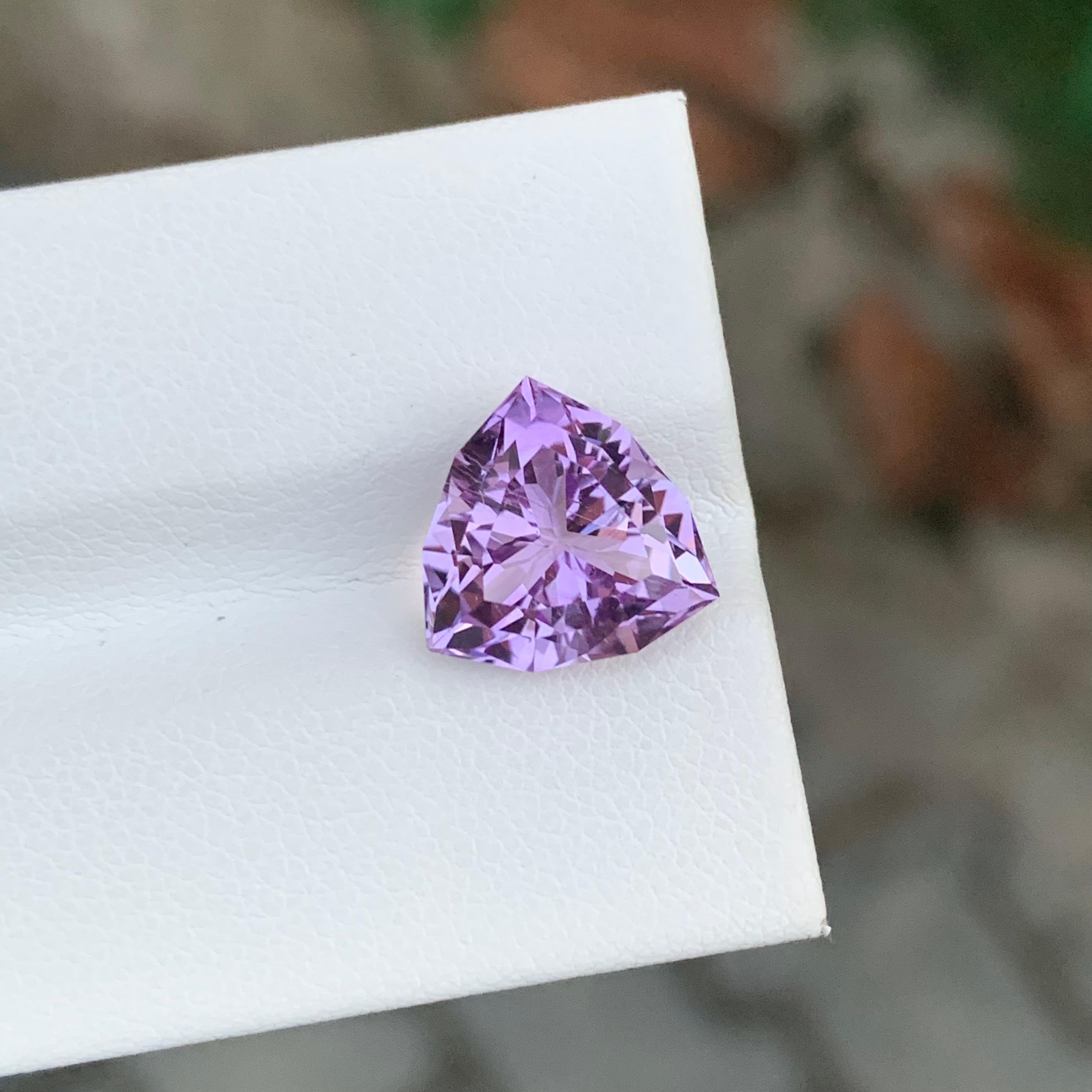 Pierre précieuse taille trillion, améthyste naturelle de couleur lavande non sertie de 4,40 carats en vente 4
