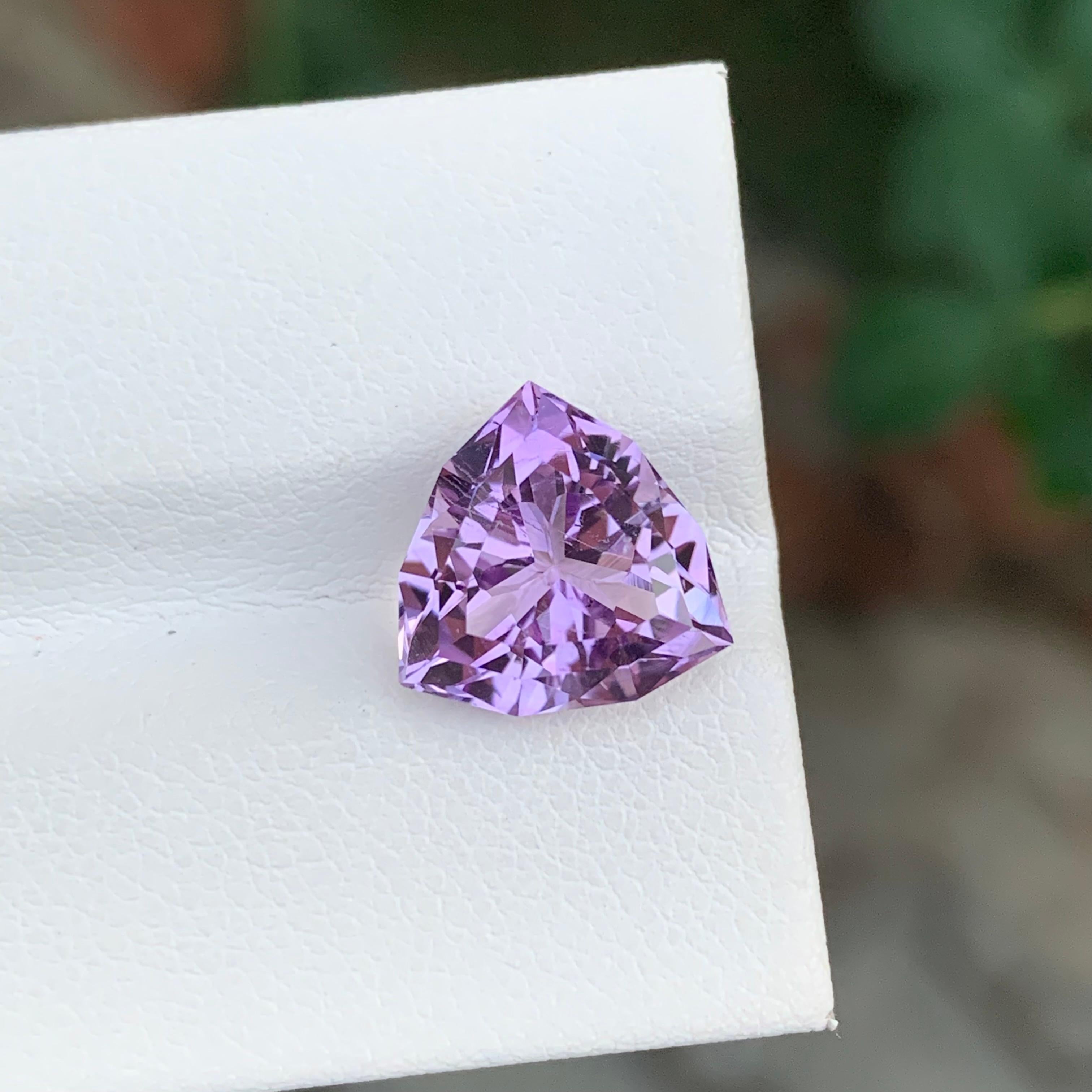 Pierre précieuse taille trillion, améthyste naturelle de couleur lavande non sertie de 4,40 carats en vente 5