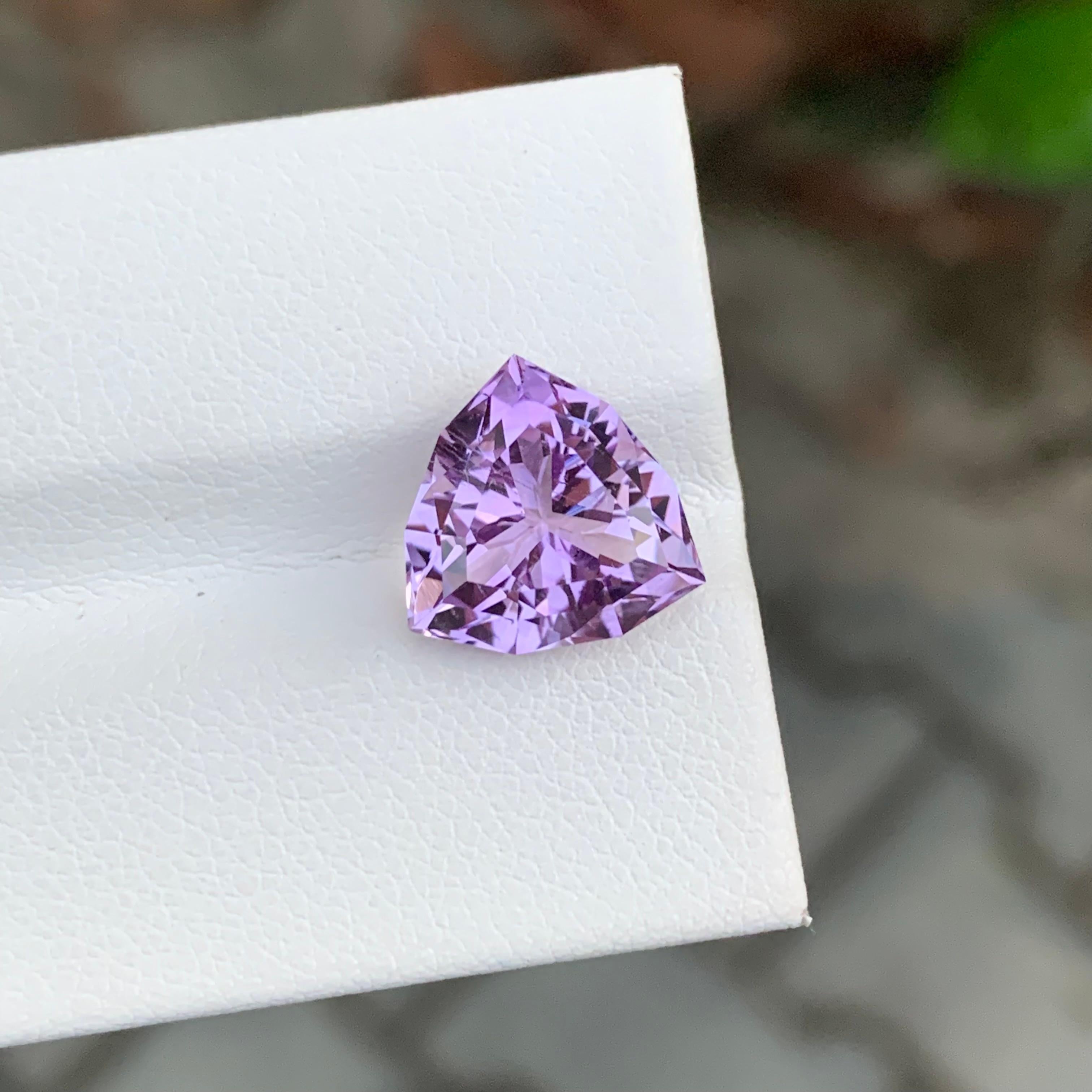 Arts and Crafts Pierre précieuse taille trillion, améthyste naturelle de couleur lavande non sertie de 4,40 carats en vente