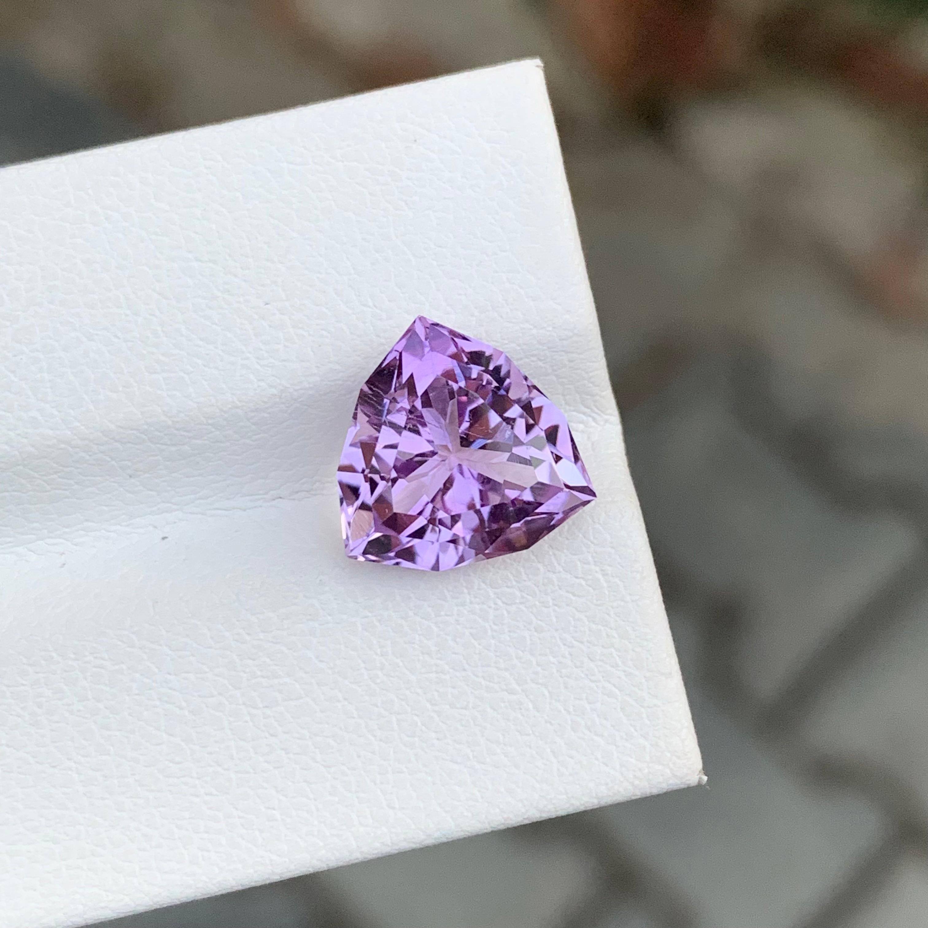 Pierre précieuse taille trillion, améthyste naturelle de couleur lavande non sertie de 4,40 carats Neuf - En vente à Peshawar, PK