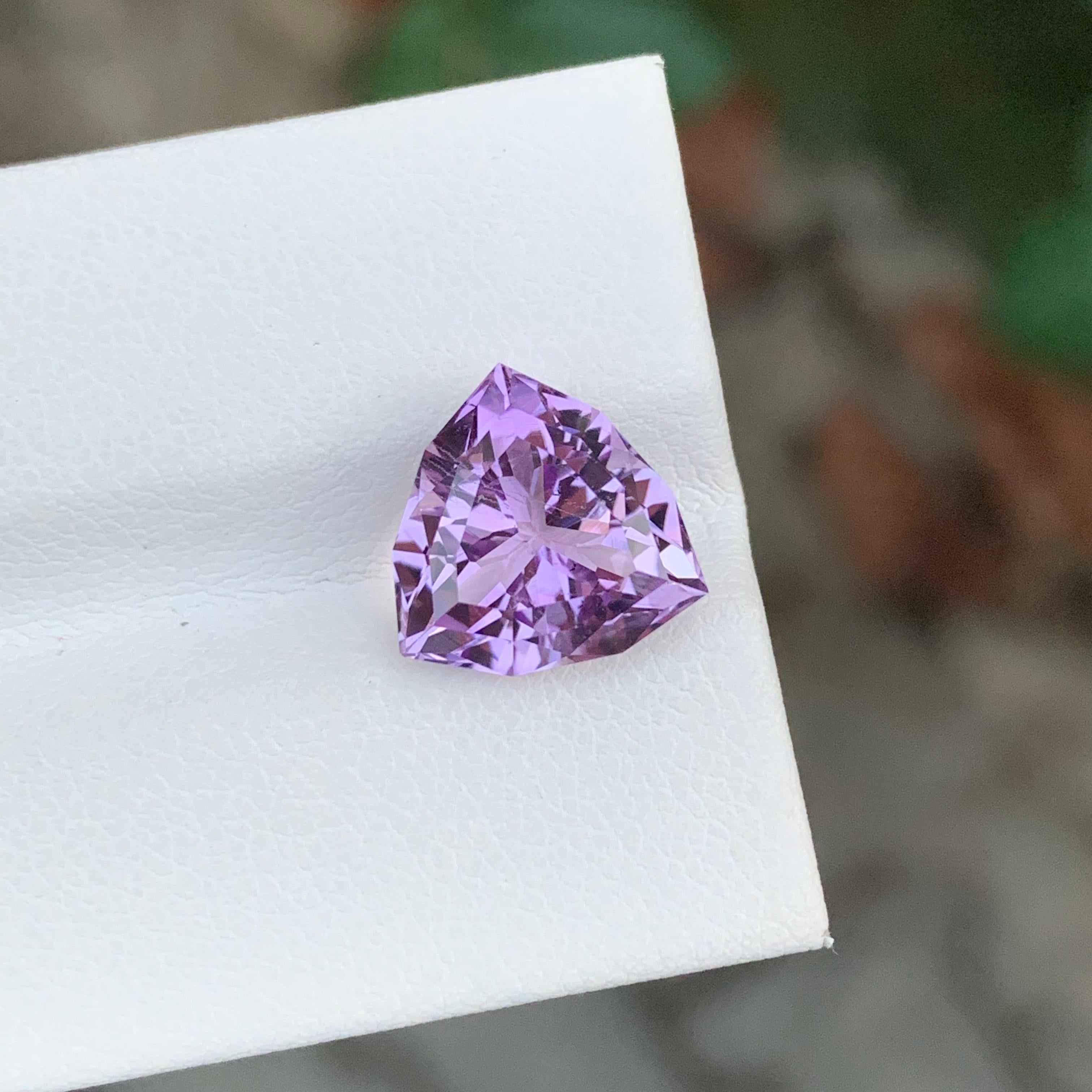Pierre précieuse taille trillion, améthyste naturelle de couleur lavande non sertie de 4,40 carats Unisexe en vente