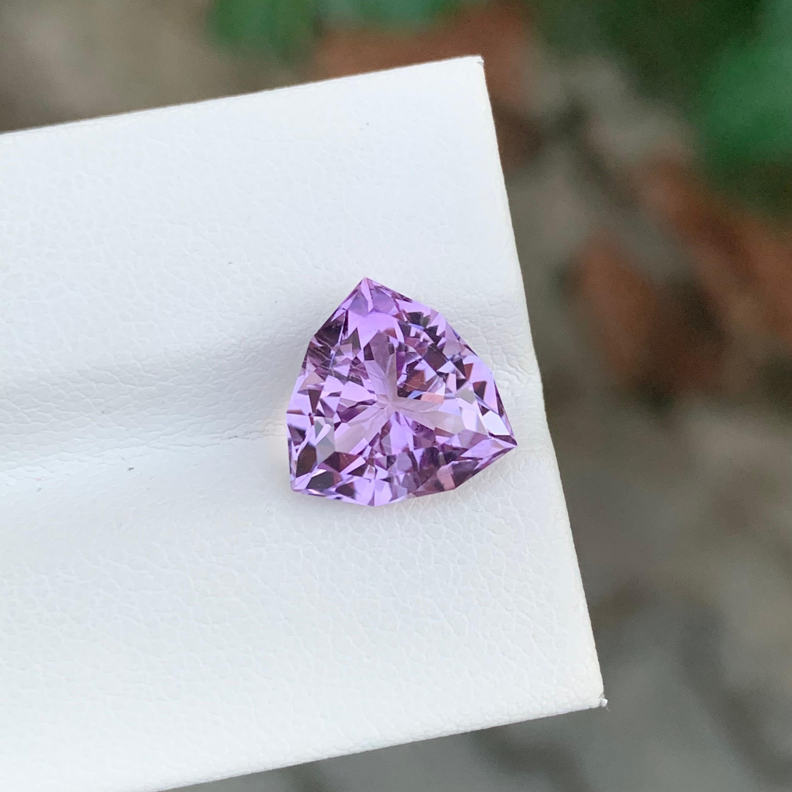 Pierre précieuse taille trillion, améthyste naturelle de couleur lavande non sertie de 4,40 carats en vente 1