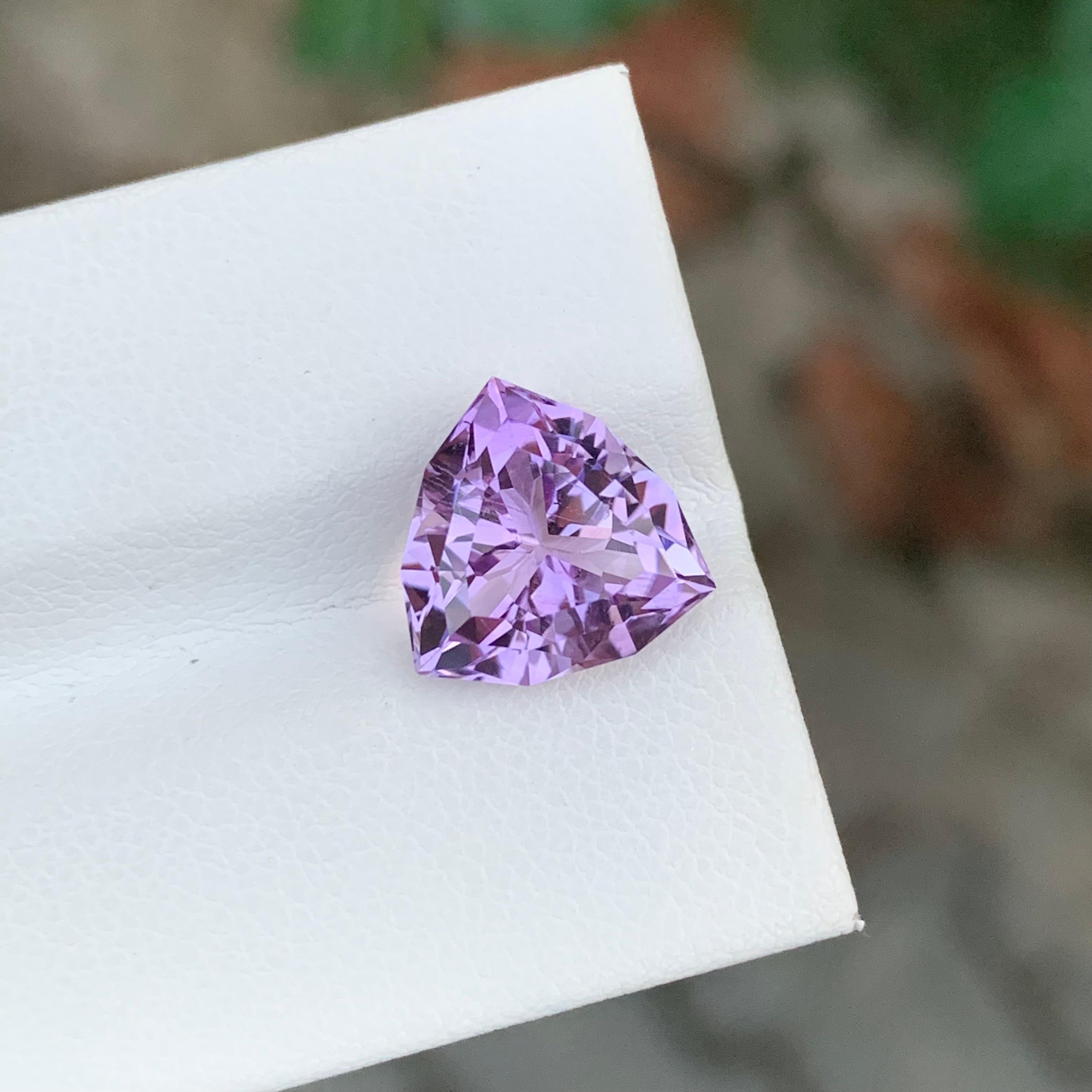Pierre précieuse taille trillion, améthyste naturelle de couleur lavande non sertie de 4,40 carats en vente 2