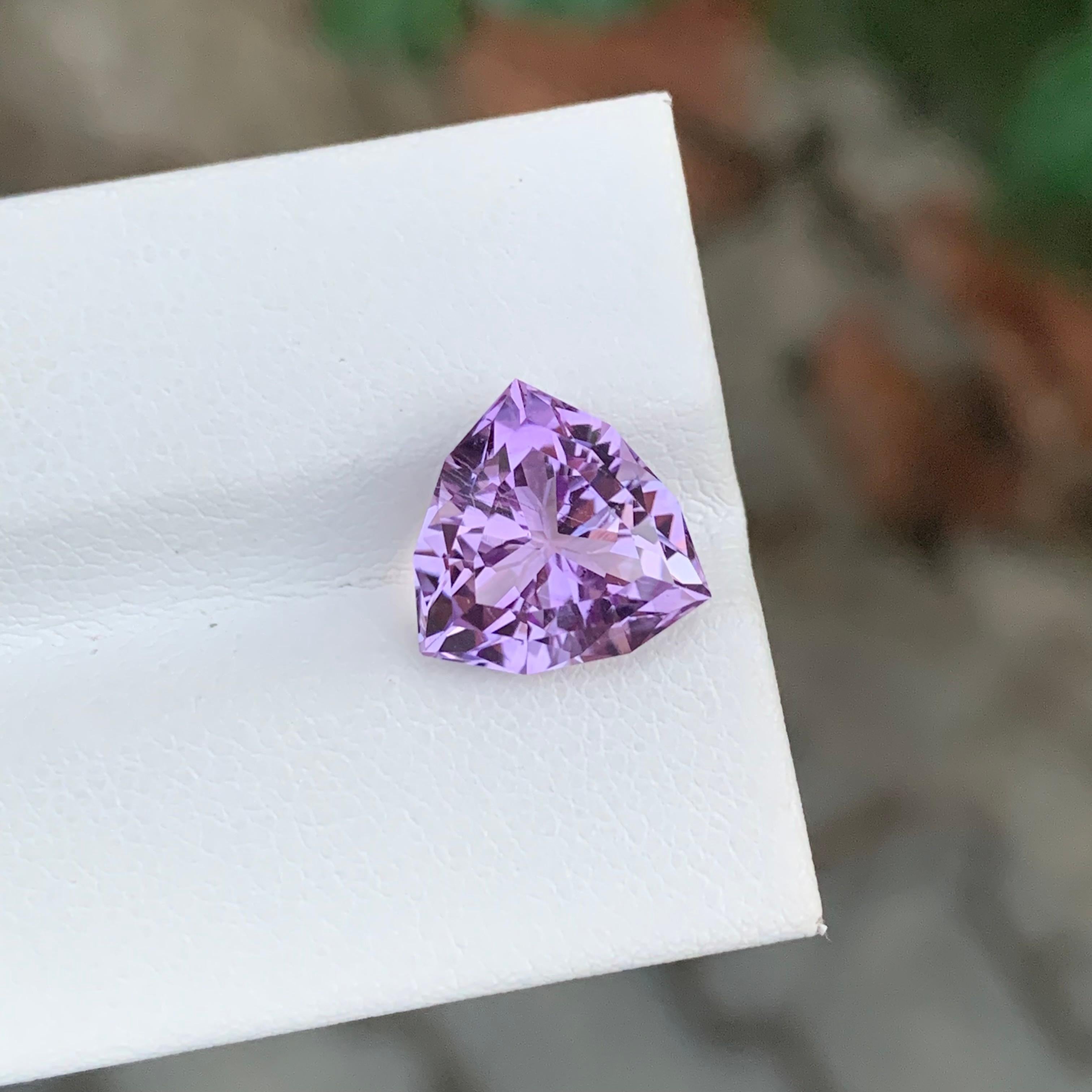 Pierre précieuse taille trillion, améthyste naturelle de couleur lavande non sertie de 4,40 carats en vente 3