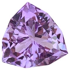 Pierre précieuse taille trillion, améthyste naturelle de couleur lavande non sertie de 4,40 carats