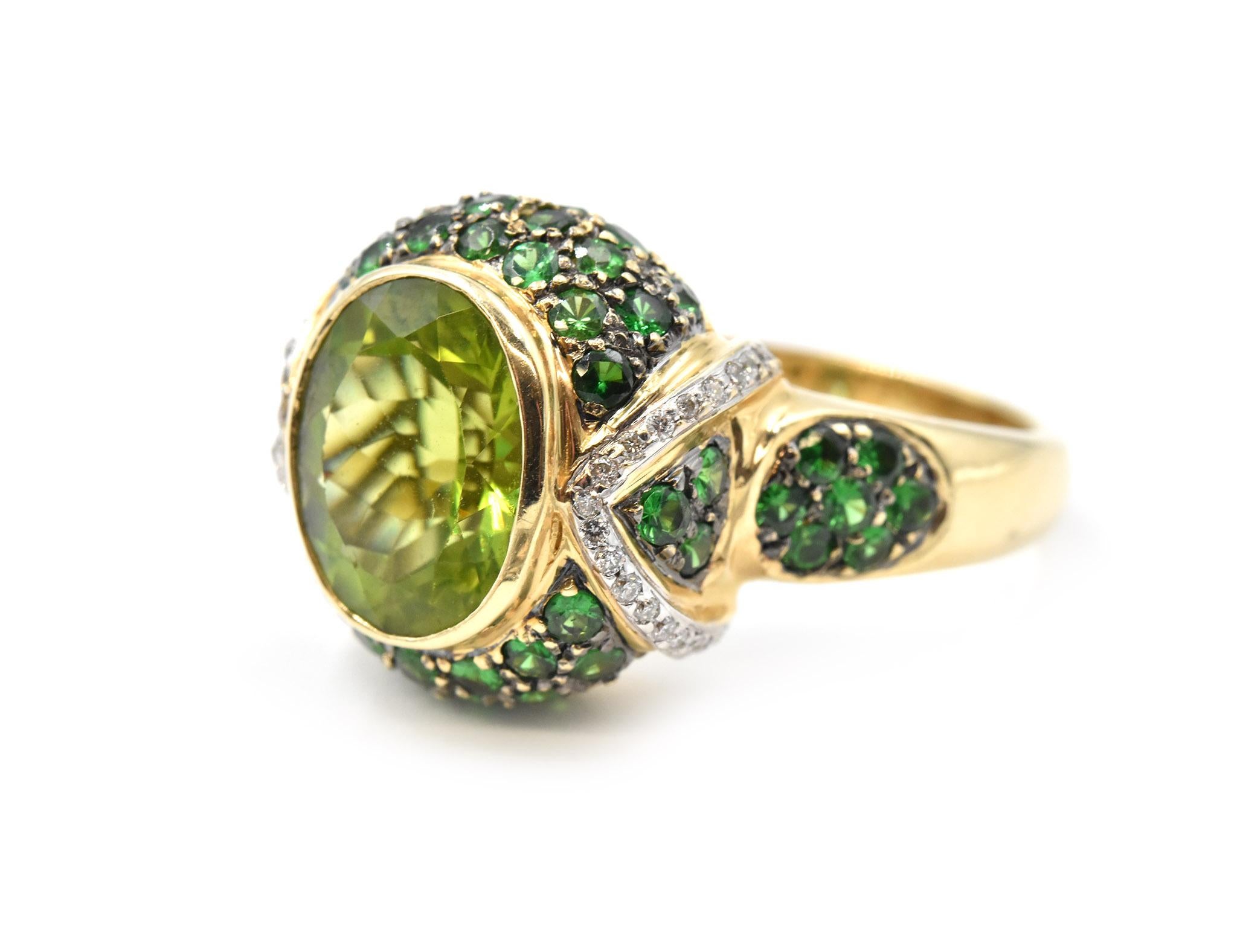 4.40 Carat Peridot and Diamond 14 Karat Yellow Gold Ring In Excellent Condition In Scottsdale, AZ