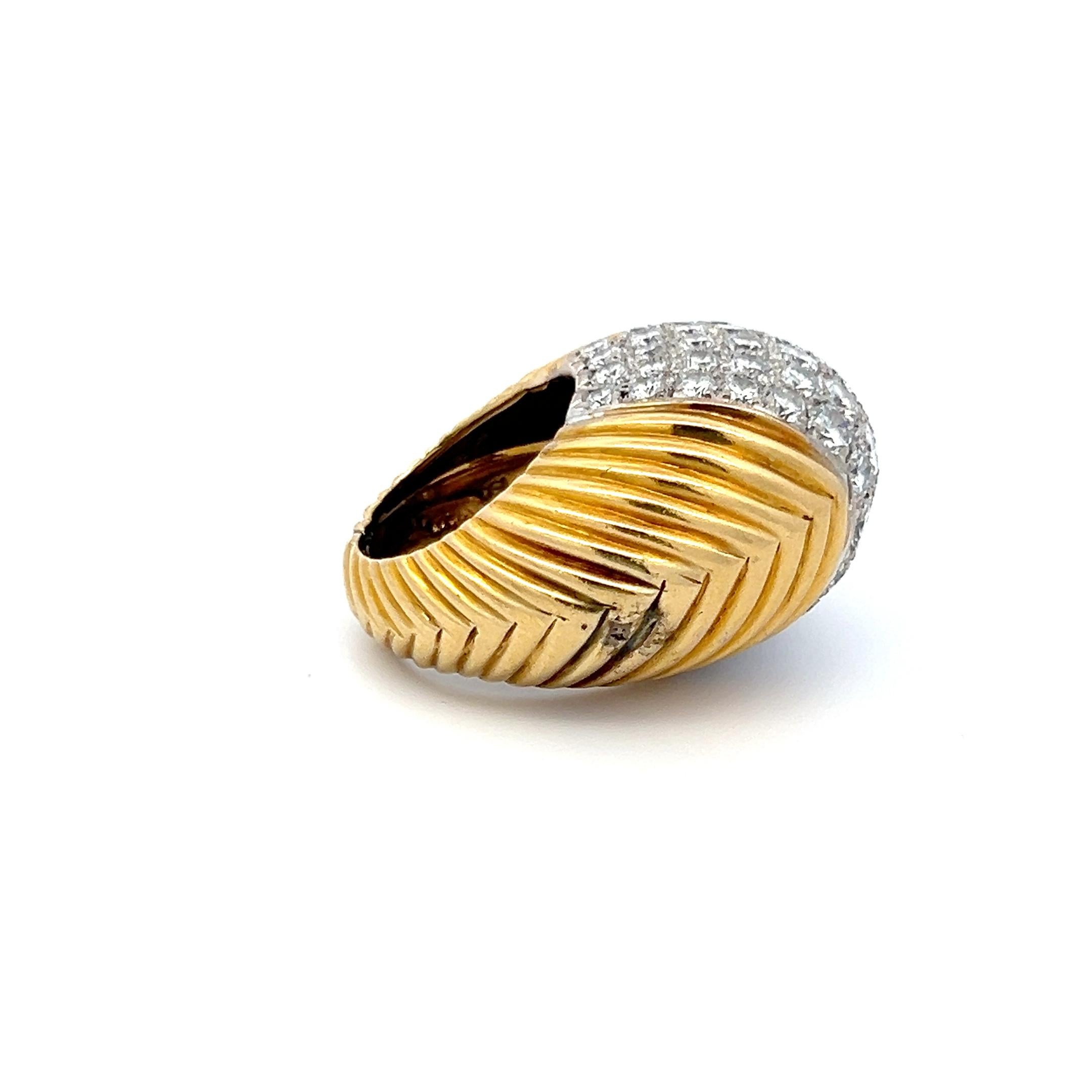 Título:
Anillo de Cóctel de Oro de Dos Tonos de 4,40 Quilates Diamante Brillante Redondo 18 Kilates
Estilo:
Cóctel
Metal:
Oro de dos tonos de 18 quilates
Gema 1:
Diamante de 4,4 quilates
Número de piedras:
60
Forma:
Brillante