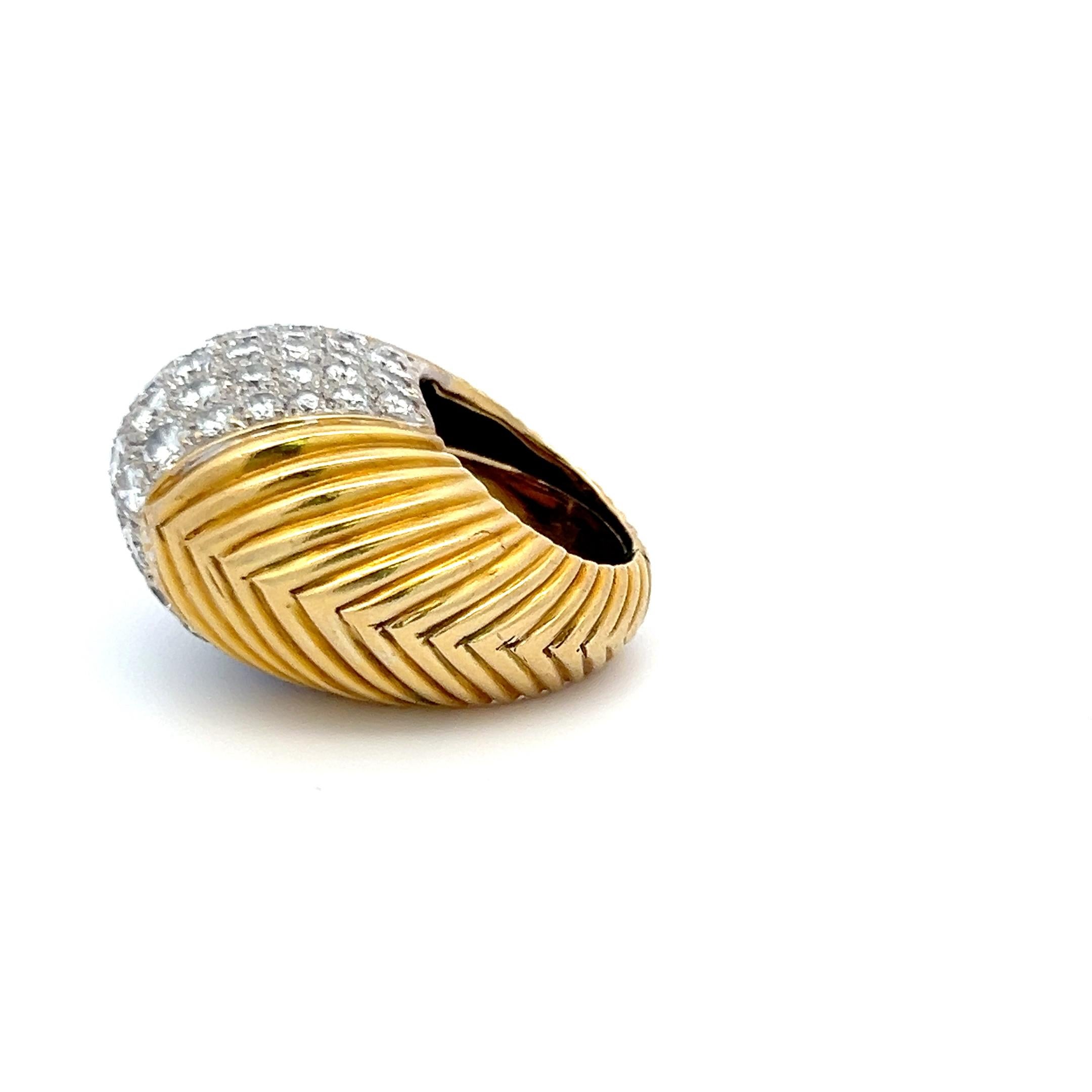 Anillo de Cóctel de Oro de Dos Tonos de 4,40 Quilates Diamante Brillante Redondo 18 Kilates en Bueno estado para la venta en New York, NY