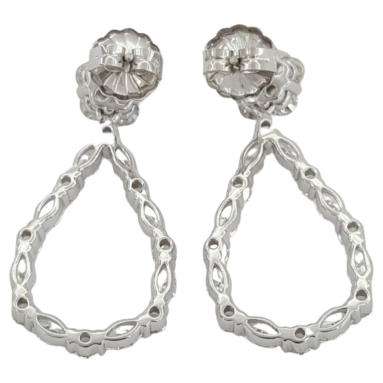 Pendientes colgantes de lágrima con diamantes redondos y marquesa de 4,40 ct en oro blanco de 14 quilates. 

Los pendientes contienen 28 diamantes blancos redondos talla brillante con un peso aproximado de 2,1 ct. Los diamantes son de color F-H y