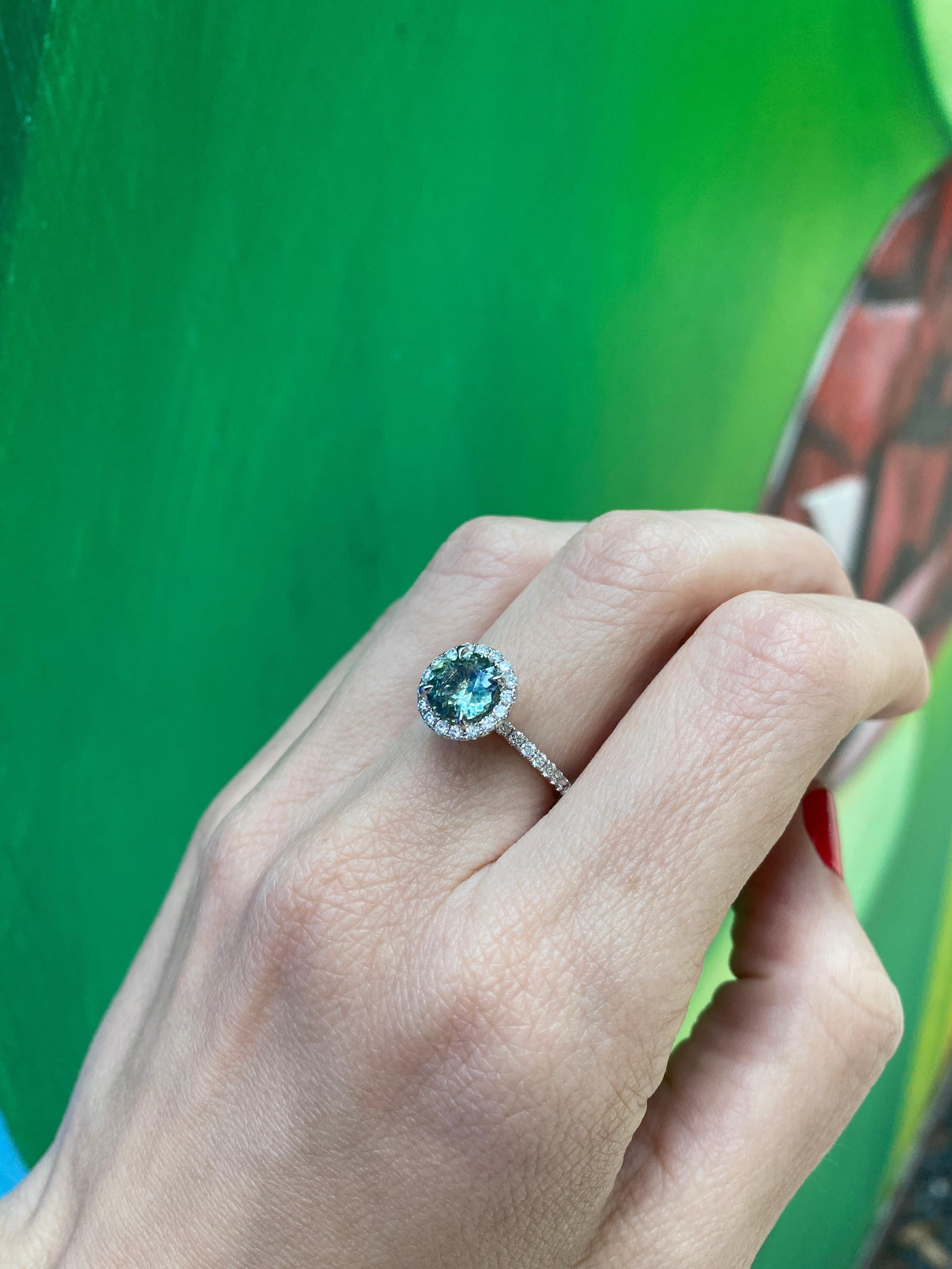 Anello con zaffiro rotondo di colore verde acqua da 1,40 carati e diamanti rotondi da 0,54 ctw in vendita 5