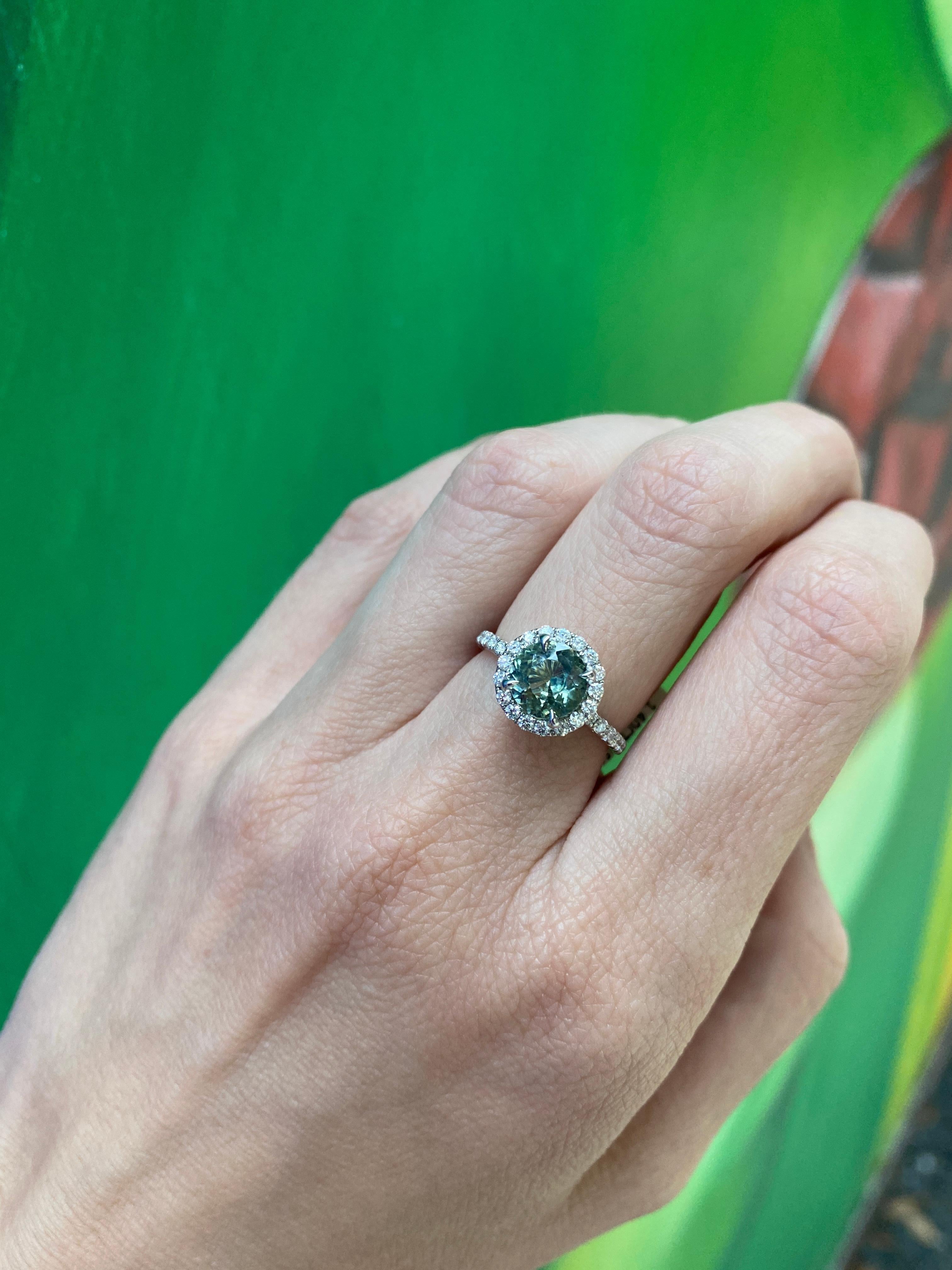 Anello con zaffiro rotondo di colore verde acqua da 1,40 carati e diamanti rotondi da 0,54 ctw in vendita 6