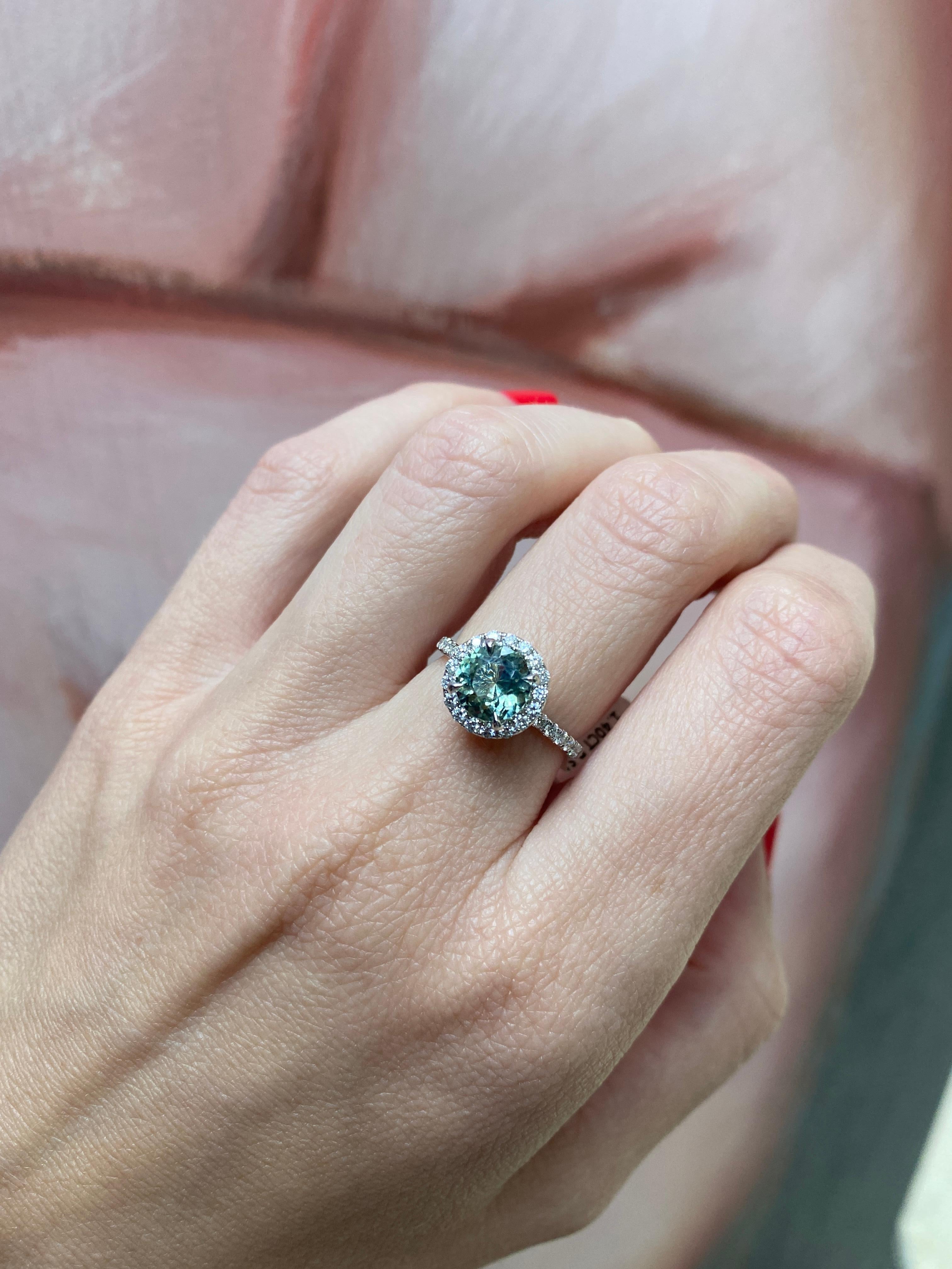 Anello con zaffiro rotondo di colore verde acqua da 1,40 carati e diamanti rotondi da 0,54 ctw in vendita 1