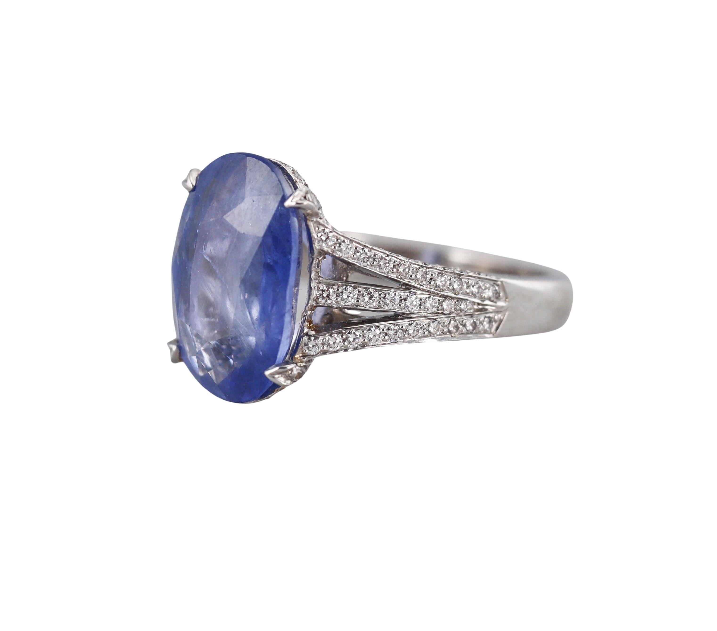 Bague en platine, sertie au centre d'un saphir ovale d'environ 4,40ct ( 13,55 x 8,6 x 4,7mm), entouré d'environ 0,50ctw de diamants.

Bague taille 5.75.

Marqué PT950.

Poids - 8,3 grammes