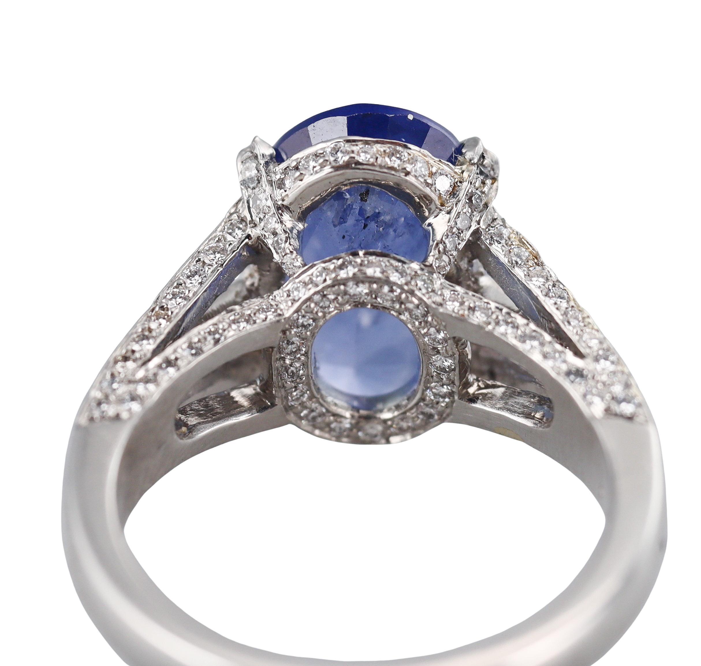Taille ovale Bague en platine avec saphir de 4.40 carat et diamants en vente