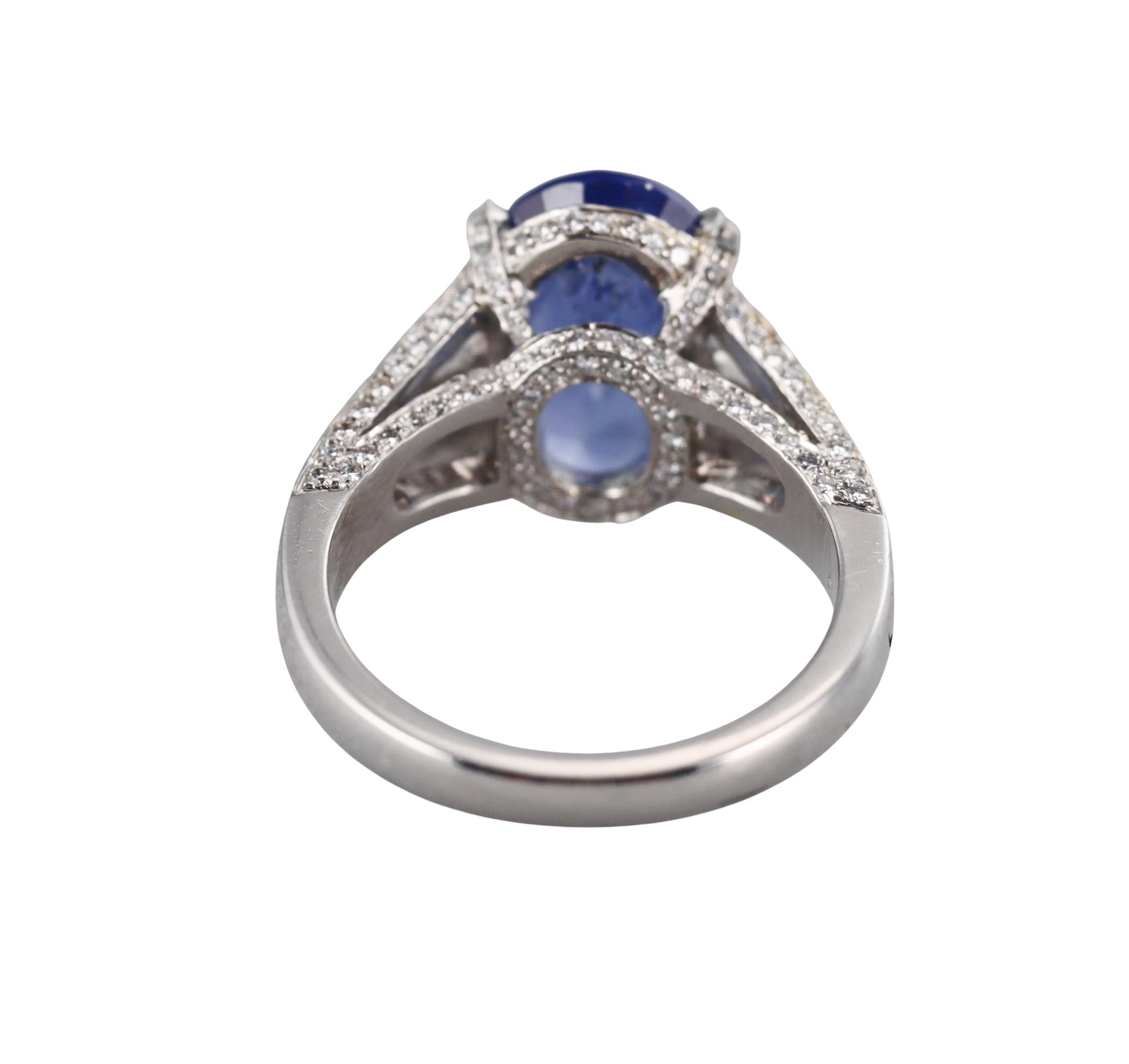 Bague en platine avec saphir de 4.40 carat et diamants Excellent état - En vente à New York, NY