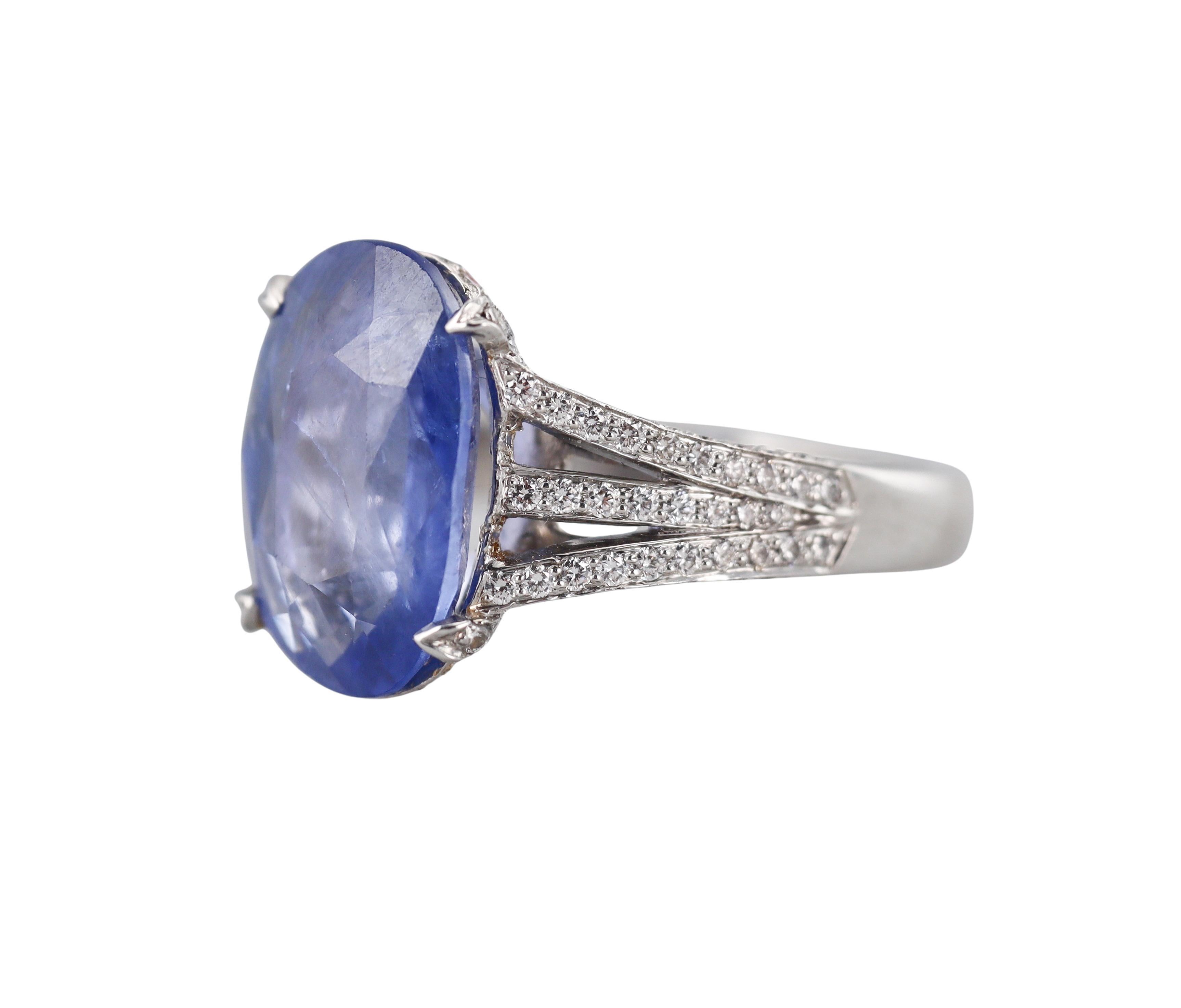 Bague en platine avec saphir de 4.40 carat et diamants Pour femmes en vente