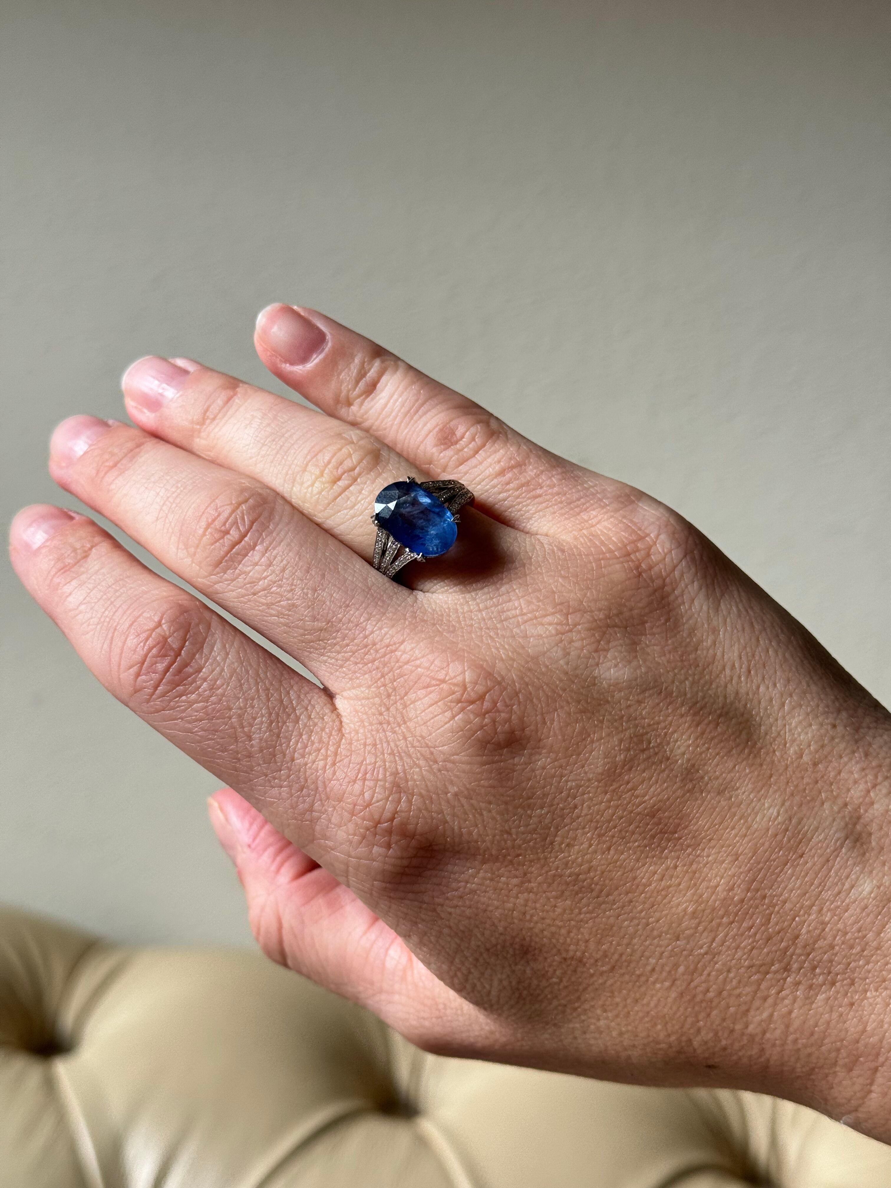 Bague en platine avec saphir de 4.40 carat et diamants en vente 1