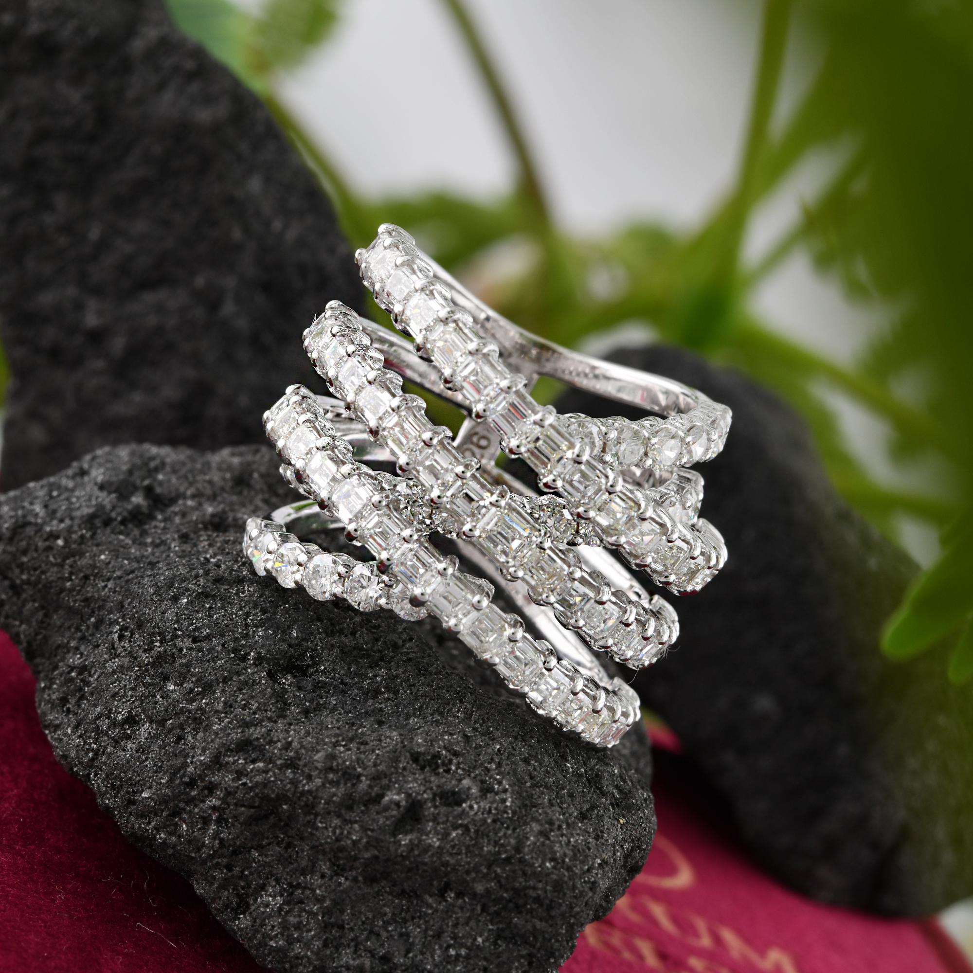 4,40 Karat SI/HI runder Diamantring mit Smaragdschliff im Smaragdschliff, mehrreihiger Ring aus 18 Karat Weißgold im Zustand „Neu“ im Angebot in Diera, Dubai