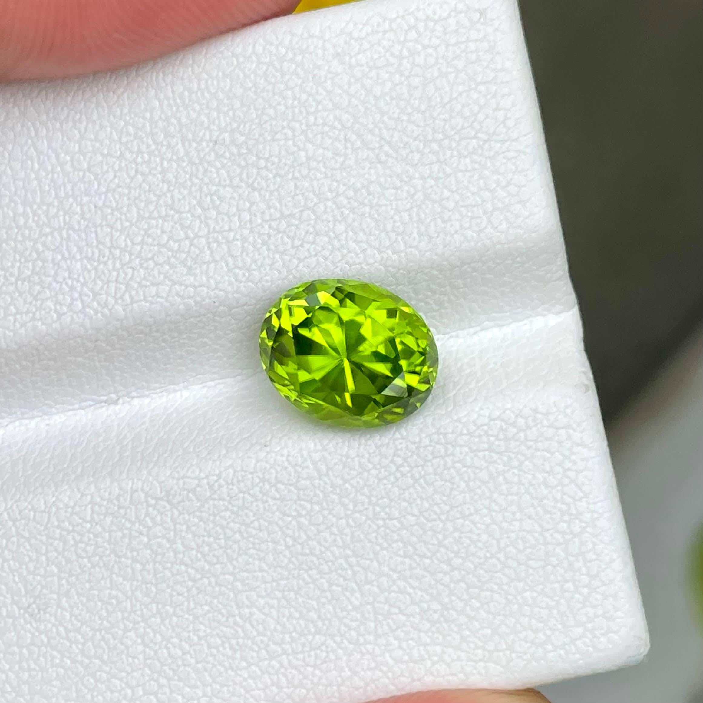 4.40 carats Apple Green Peridot Stone Oval Shape Natural Pakistani Gemstone In New Condition For Sale In Bangkok, TH