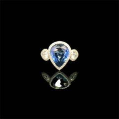 4.40 Carats Blue Ceylon sapphire and diamond ring, gold 18K