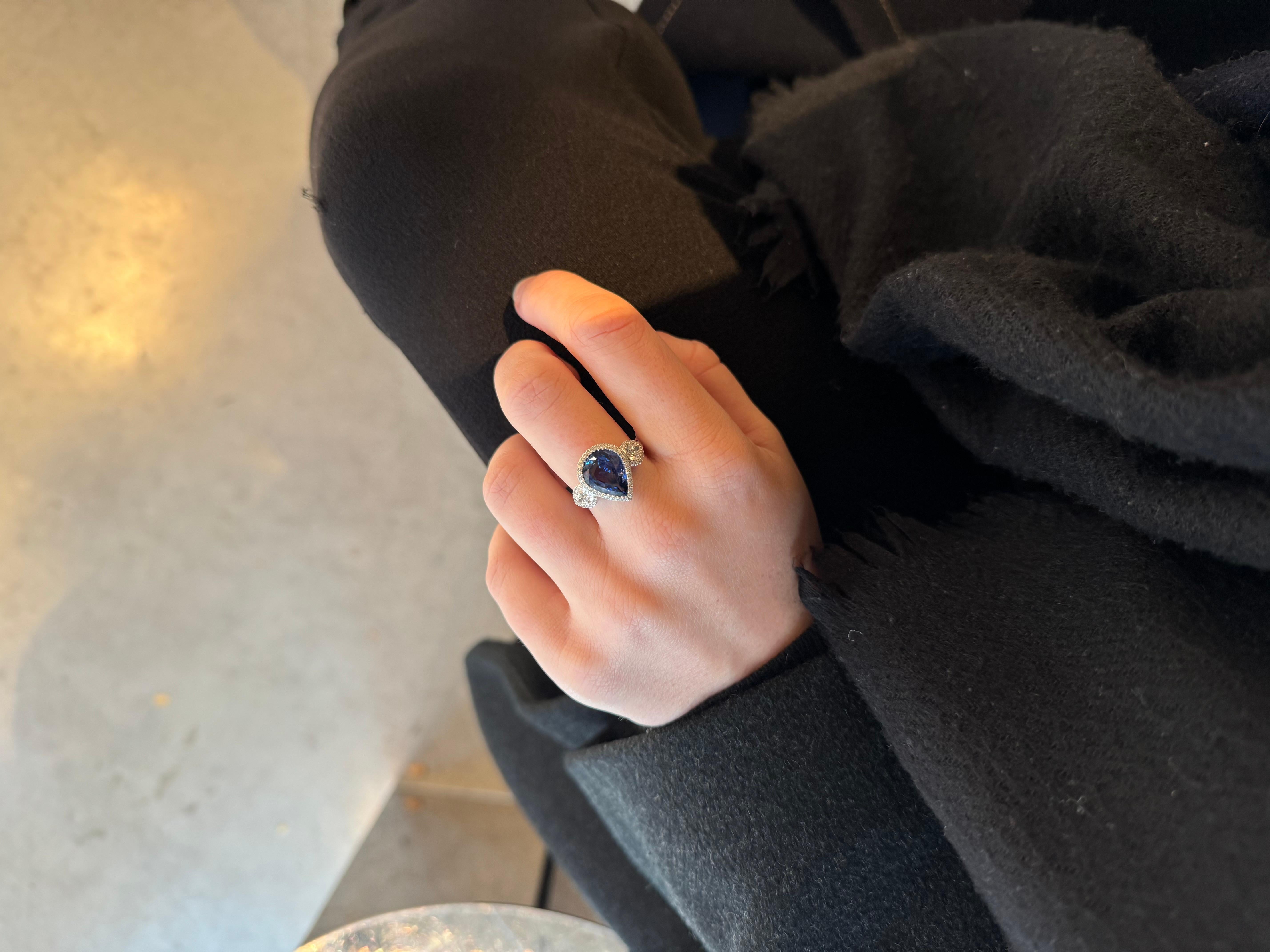 Contemporary 4.40 Carats Blue Ceylon sapphire and diamond ring, gold 18K For Sale