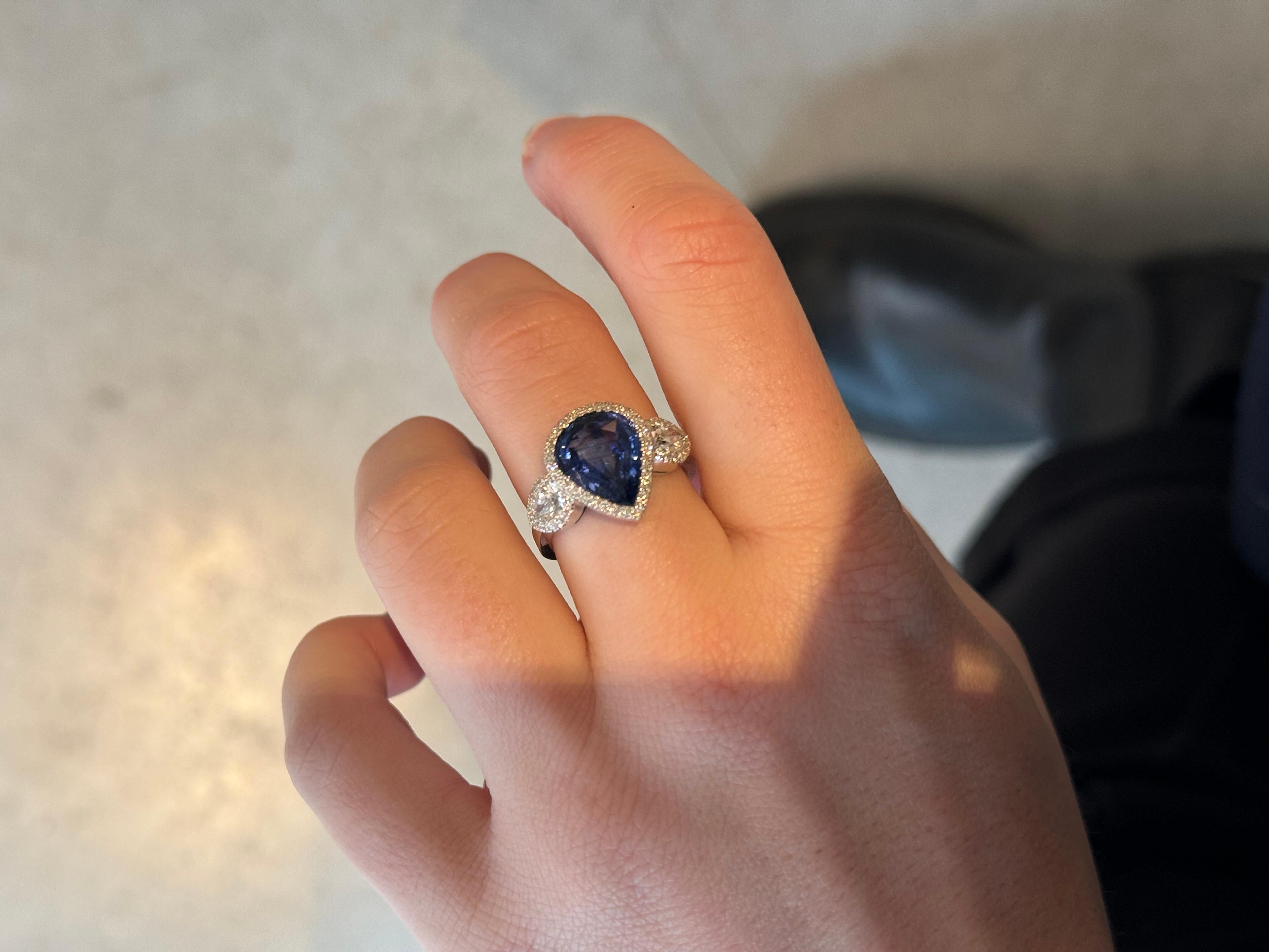Pear Cut 4.40 Carats Blue Ceylon sapphire and diamond ring, gold 18K For Sale