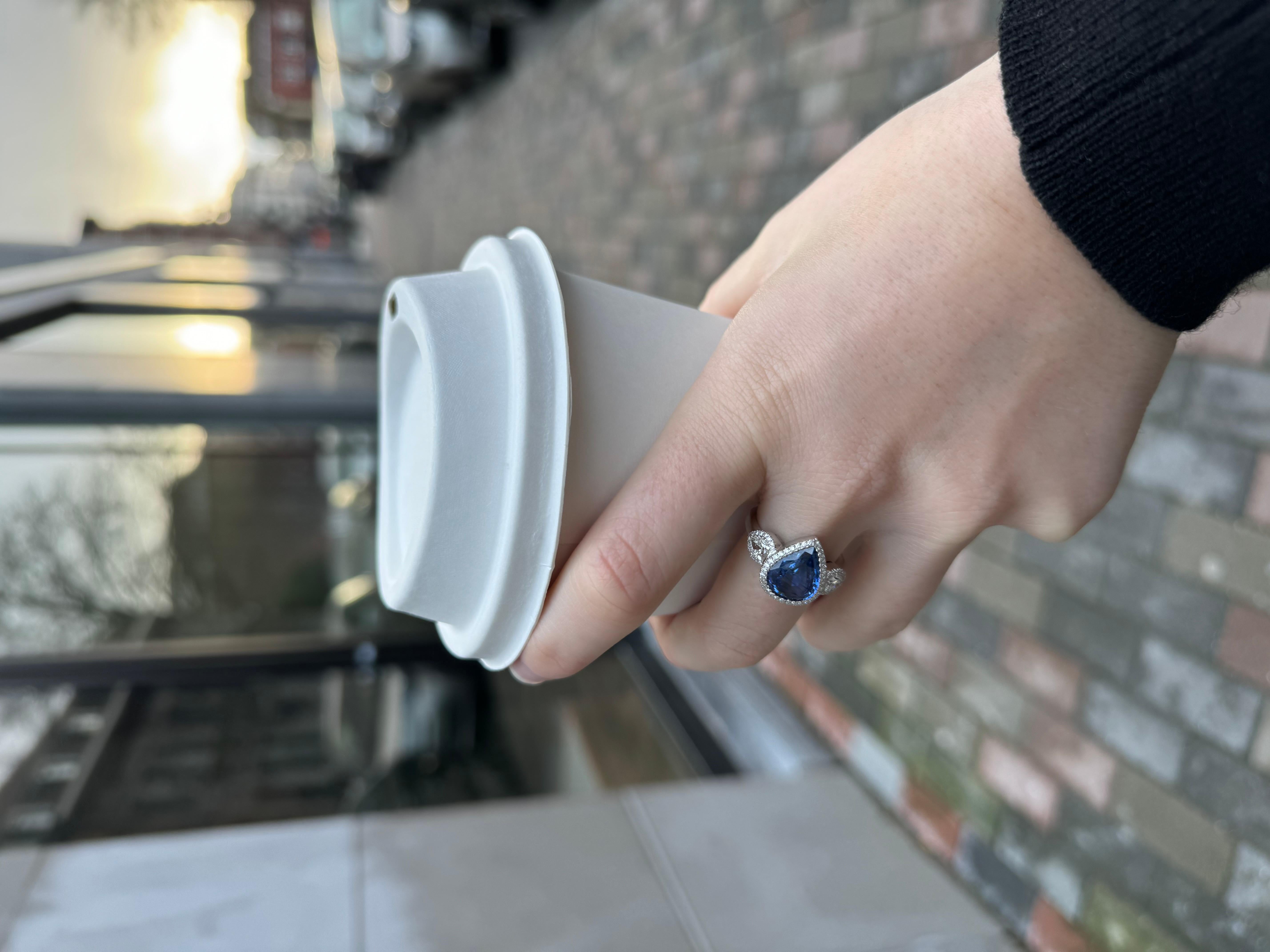 4.40 Carats Blue Ceylon sapphire and diamond ring, gold 18K In New Condition For Sale In Uccle, BE