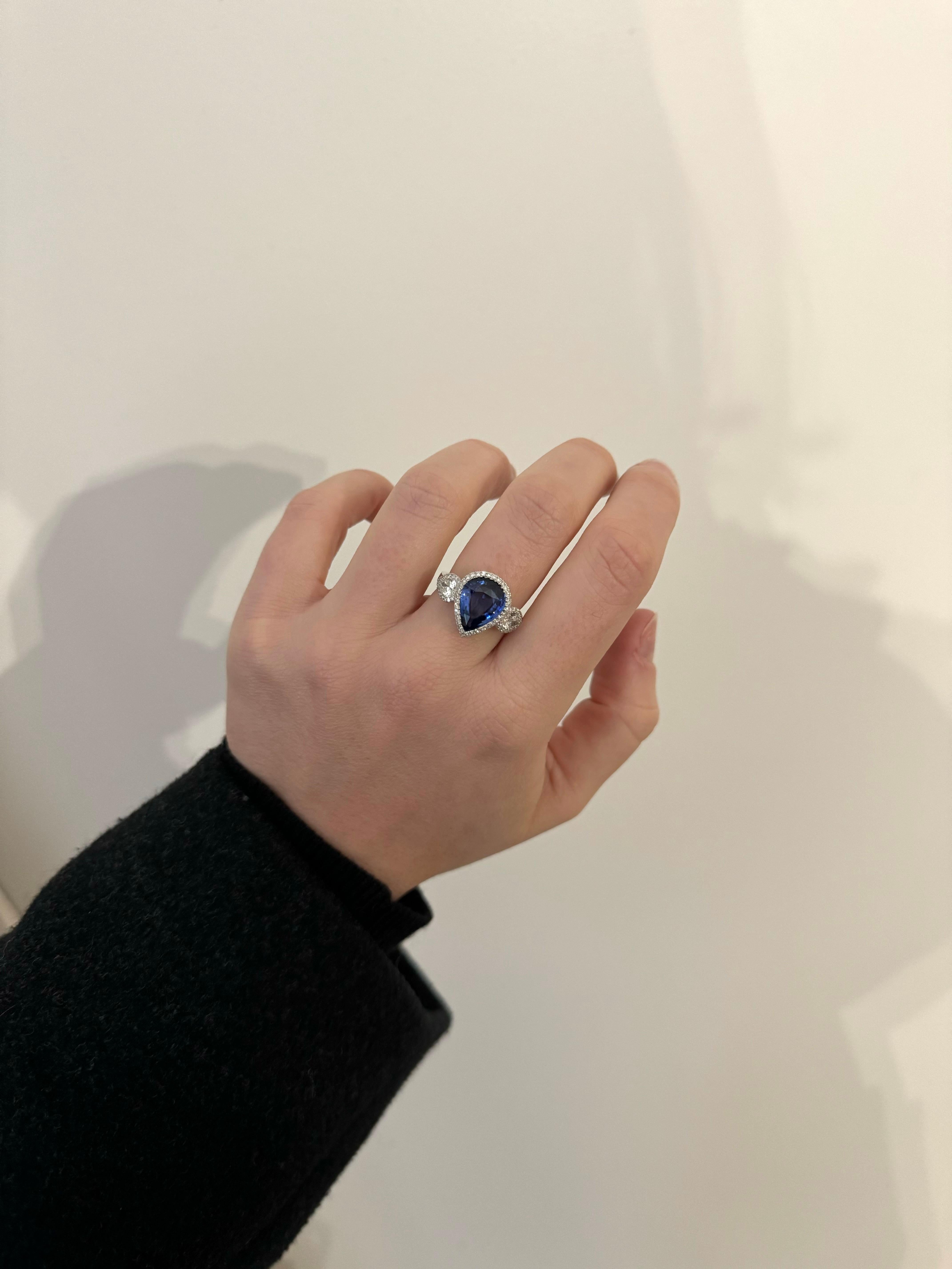Women's or Men's 4.40 Carats Blue Ceylon sapphire and diamond ring, gold 18K For Sale