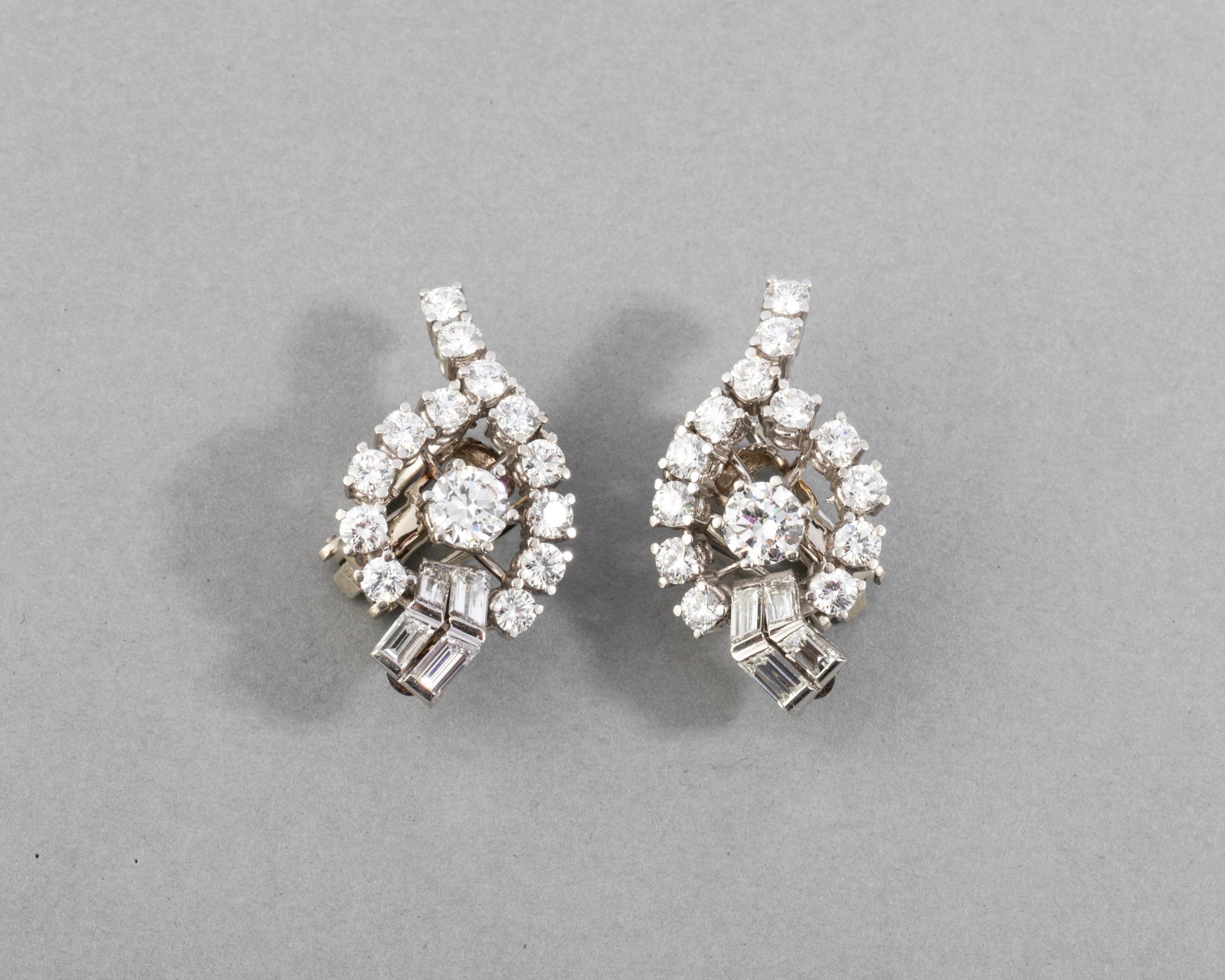 4.40 Carats Diamonds French Vintage Earrings Clip
Very beautiful pair of diamonds earrings, made in France circa 1960.
The two principal diamonds weights 0.60 carats each estimate. The diamonds are white and clear, they sparkle a lot. The other
