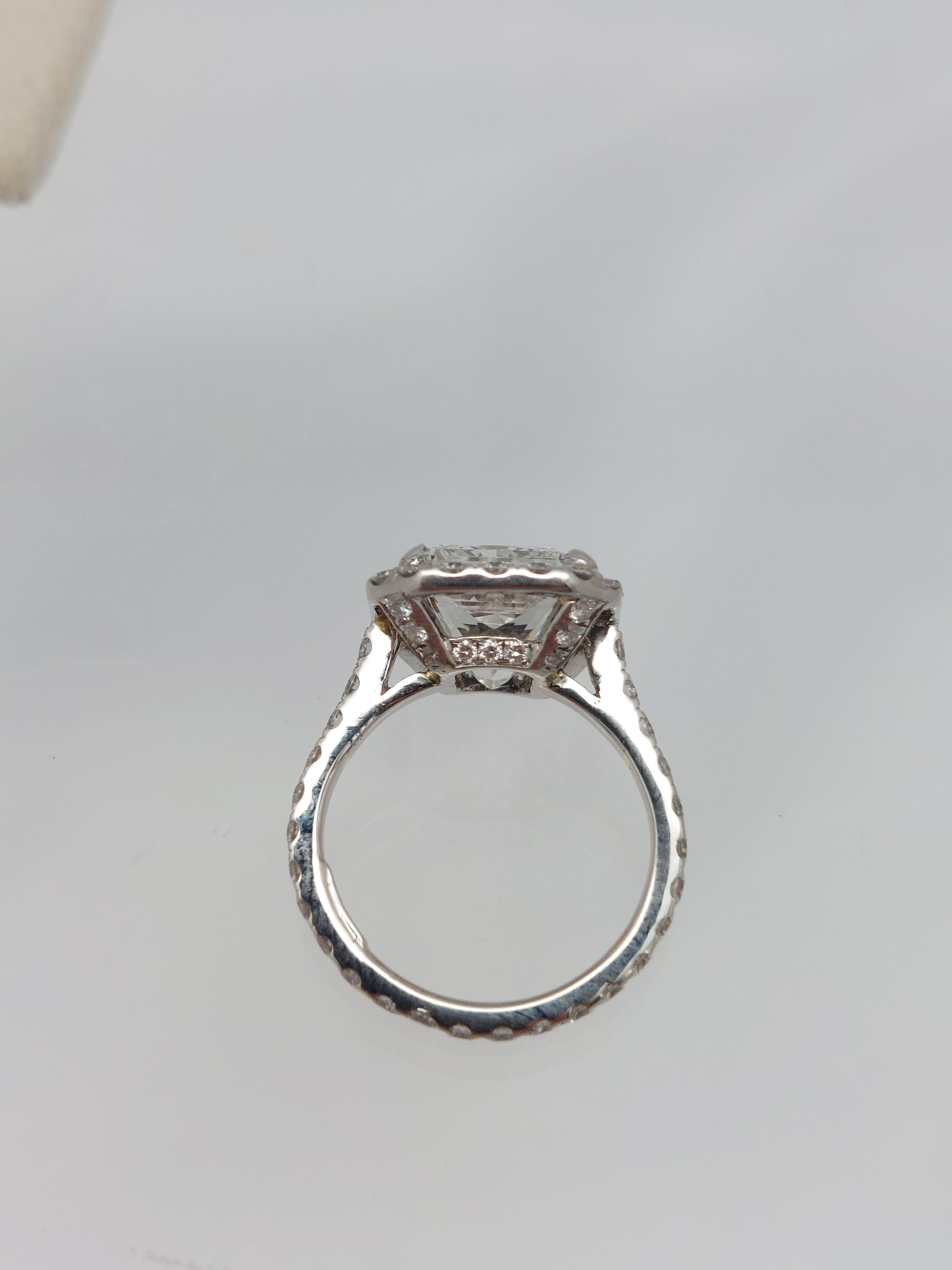Anello di diamanti a forma di aureola con taglio radiante certificato GIA da 4,40 carati in vendita 4