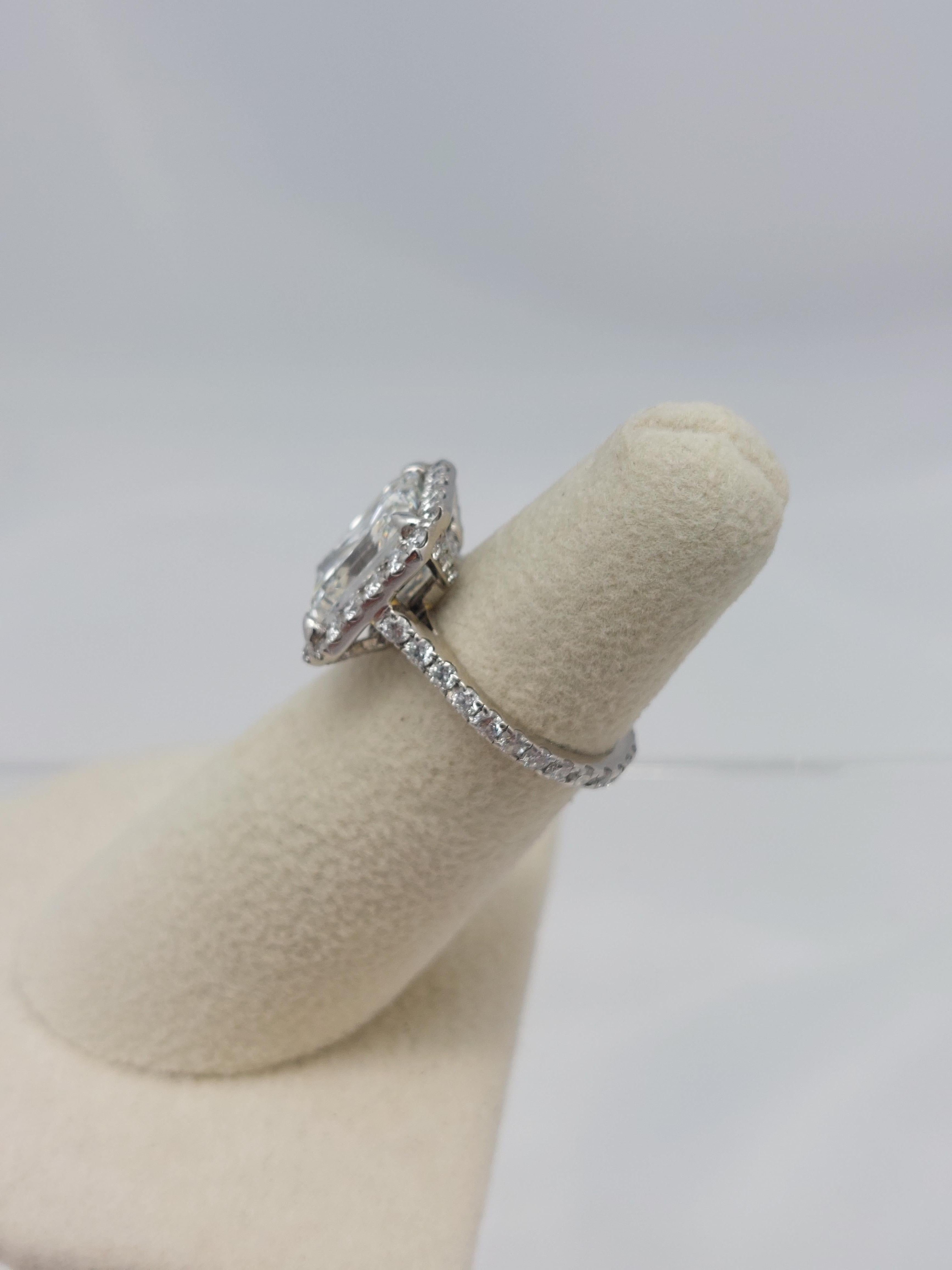 Anello di diamanti a forma di aureola con taglio radiante certificato GIA da 4,40 carati in vendita 5