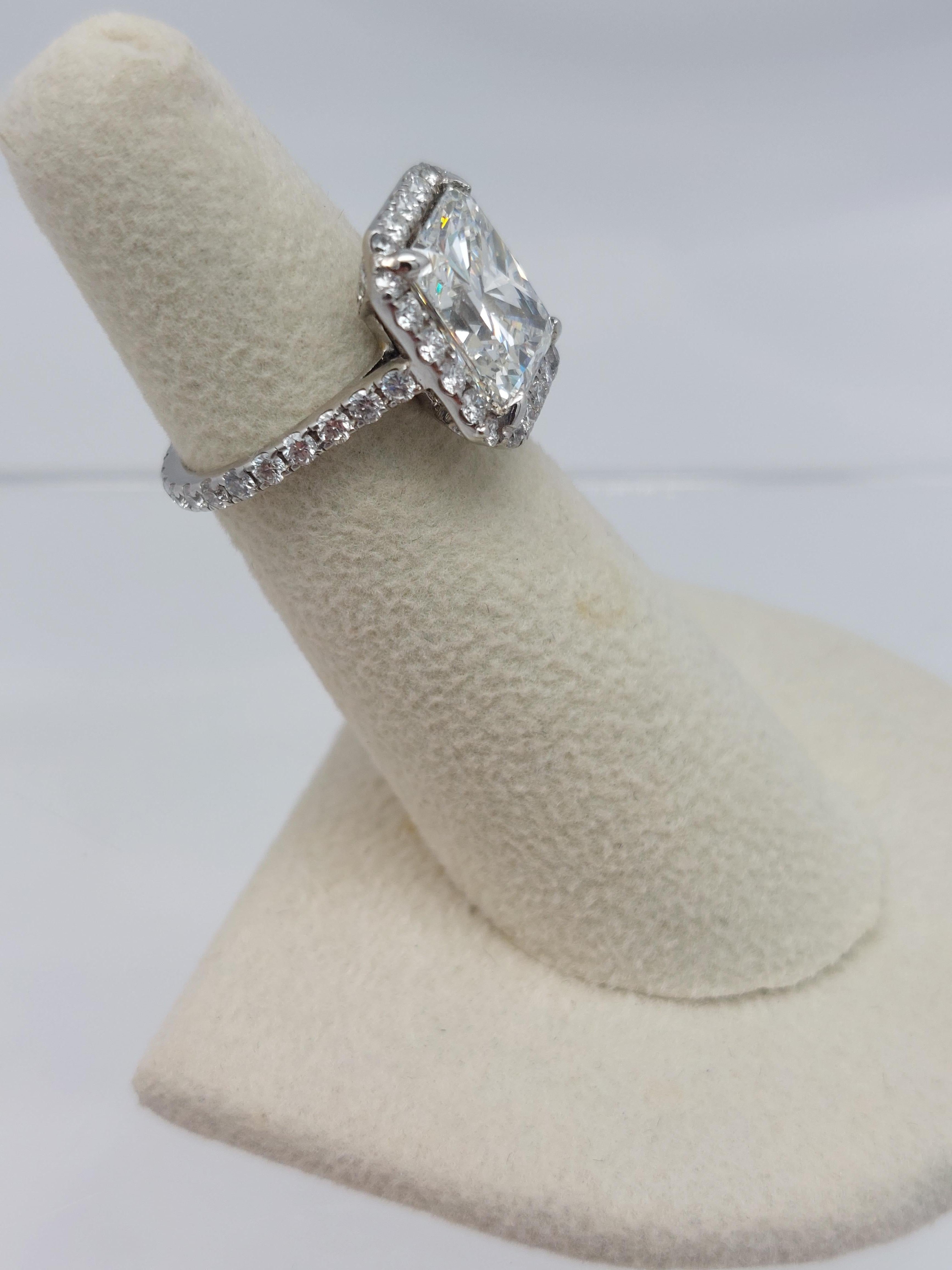 Anello di diamanti a forma di aureola con taglio radiante certificato GIA da 4,40 carati in vendita 6