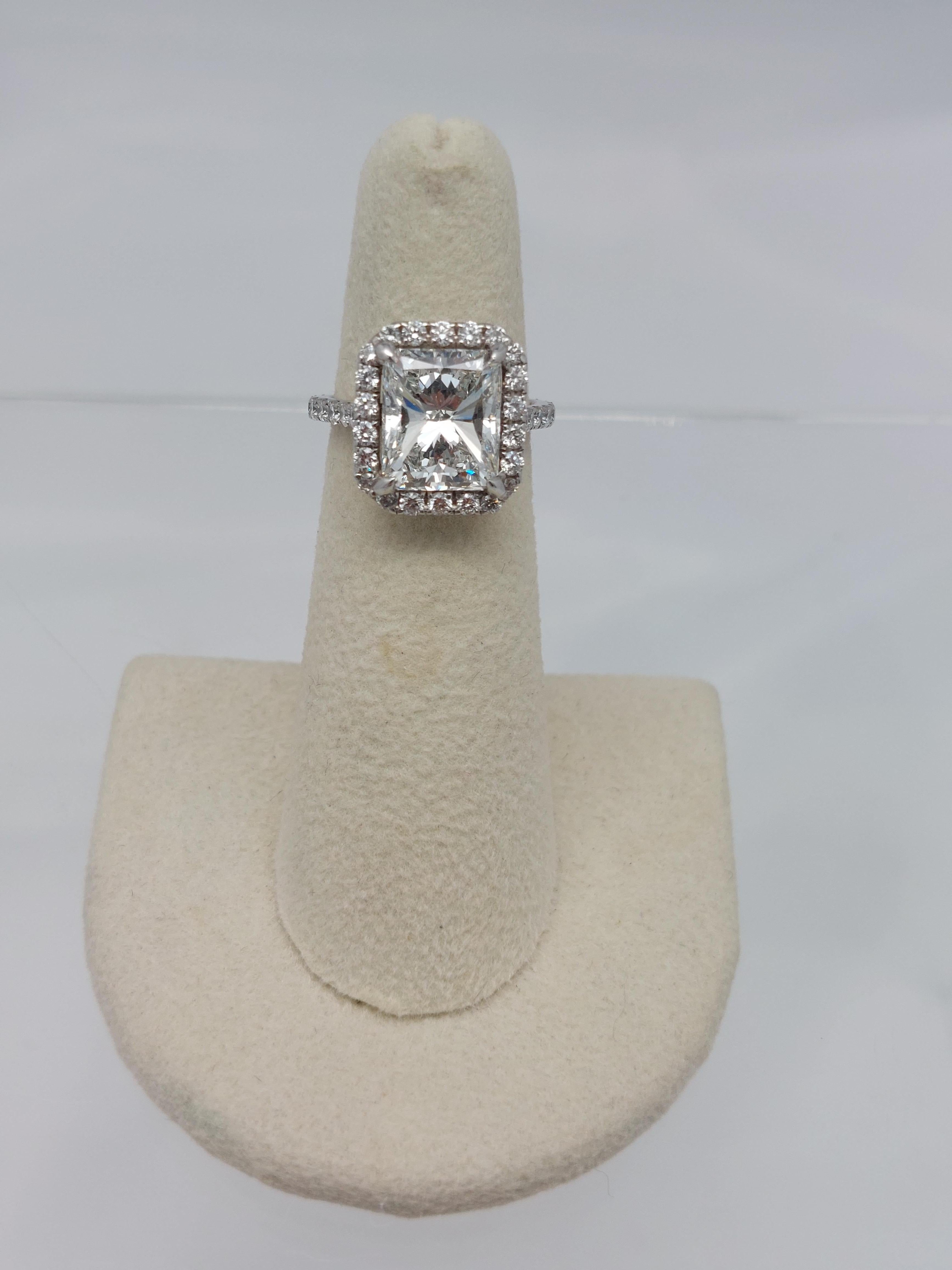 Anello di diamanti a forma di aureola con taglio radiante certificato GIA da 4,40 carati in vendita 7