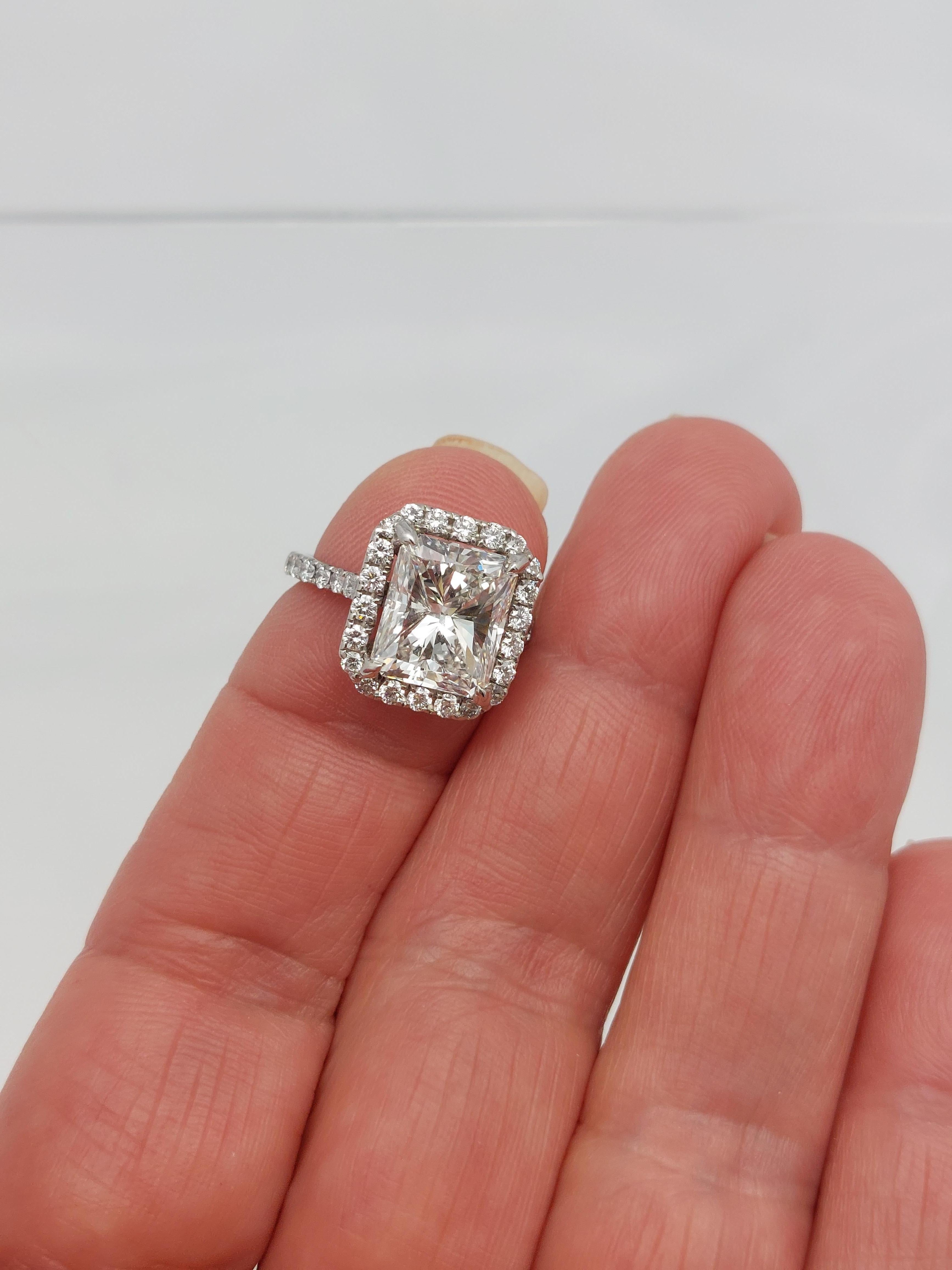 Che spumeggiante*****************
Stile Halo  4.40 Carati Taglio Radioso  Anello di platino con diamante.
Il diamante radiante misura 10,06  x  8.52  6.35 m.m.,
pesatura  4,40 carati.
Colore: H   Chiarezza: VS2  Polacco: Molto buono
Simmetria: