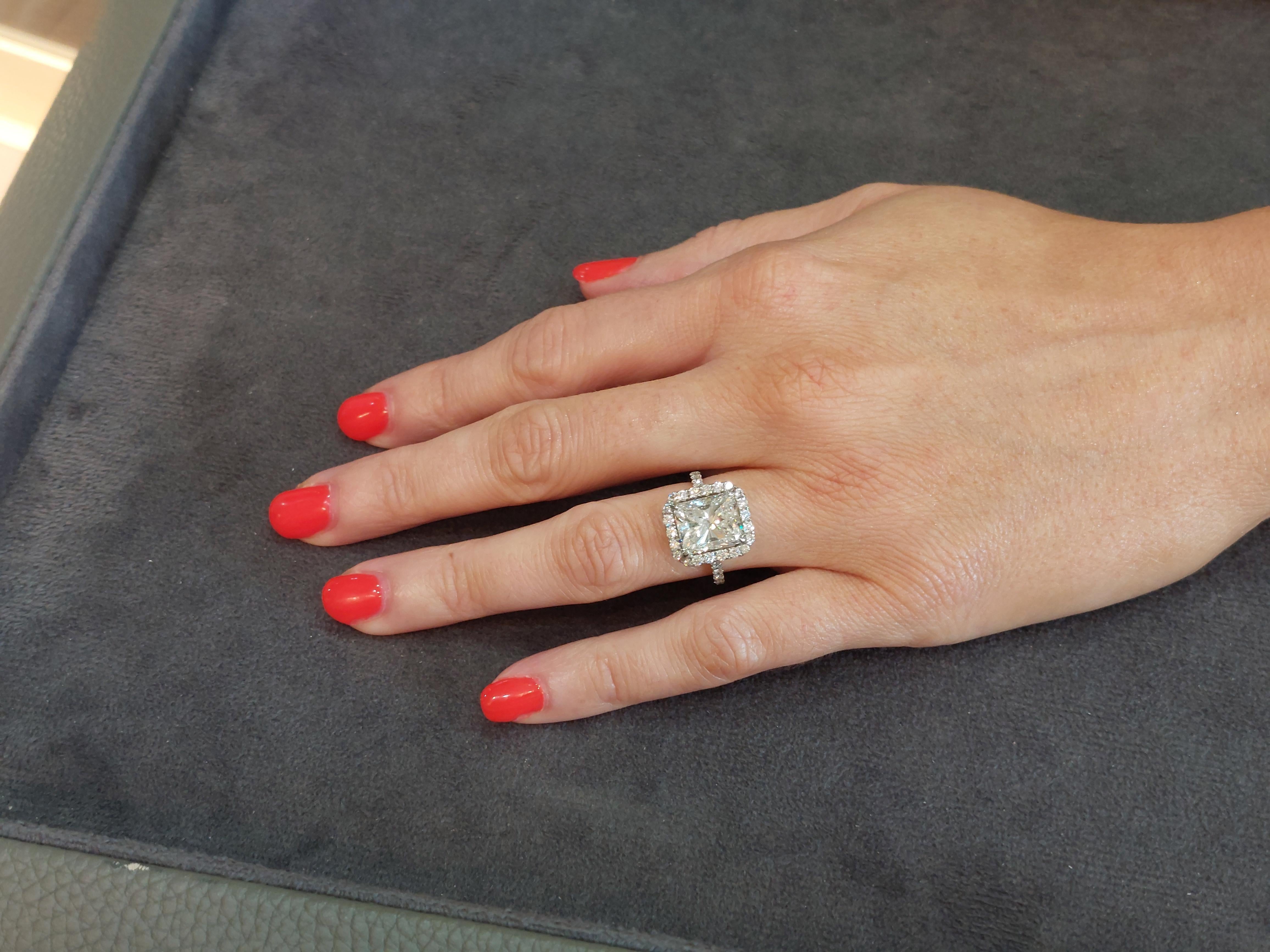 Contemporaneo Anello di diamanti a forma di aureola con taglio radiante certificato GIA da 4,40 carati in vendita