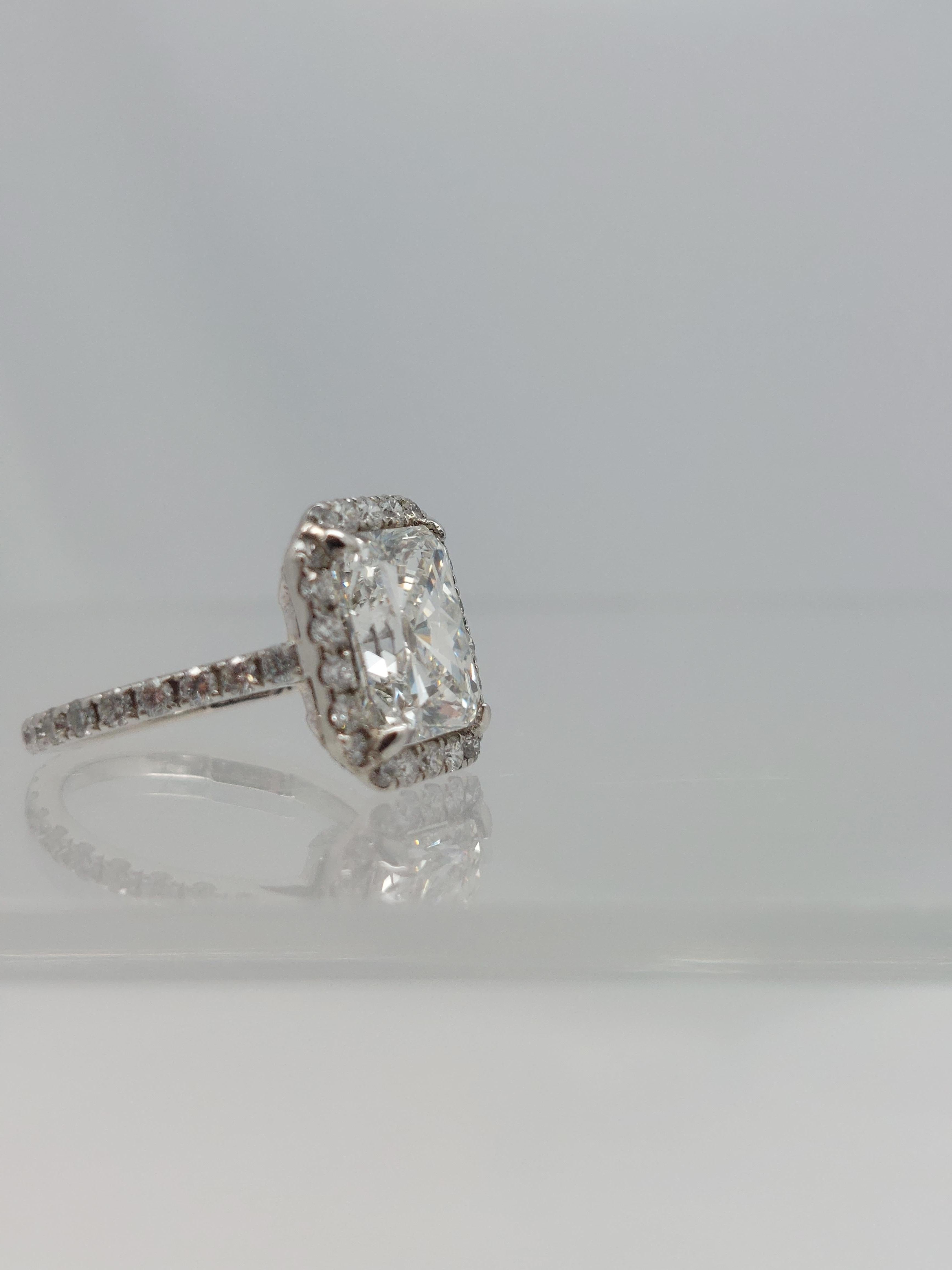 Taglio radiant Anello di diamanti a forma di aureola con taglio radiante certificato GIA da 4,40 carati in vendita