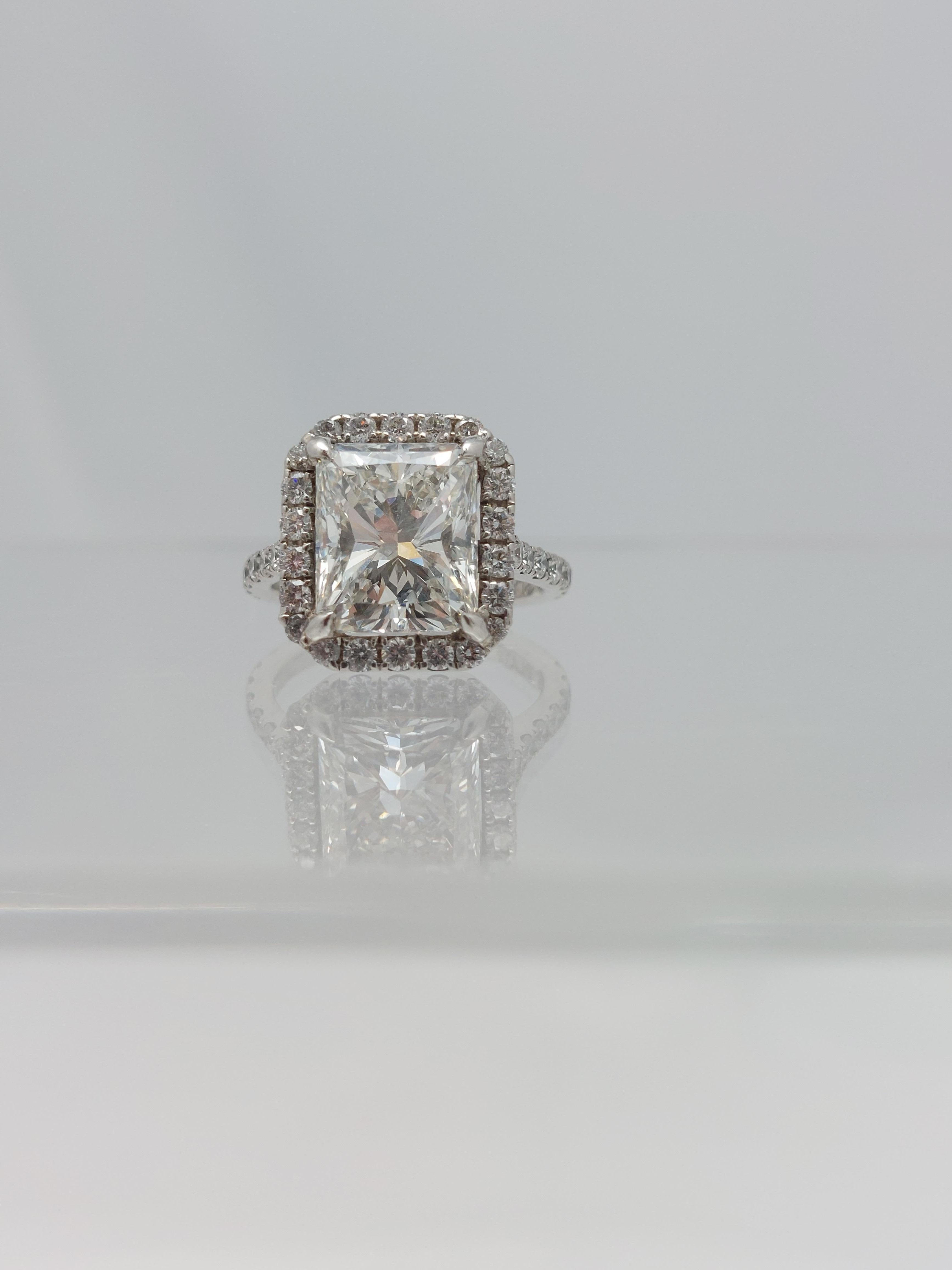 Anello di diamanti a forma di aureola con taglio radiante certificato GIA da 4,40 carati In condizioni buone in vendita a Vero Beach, FL