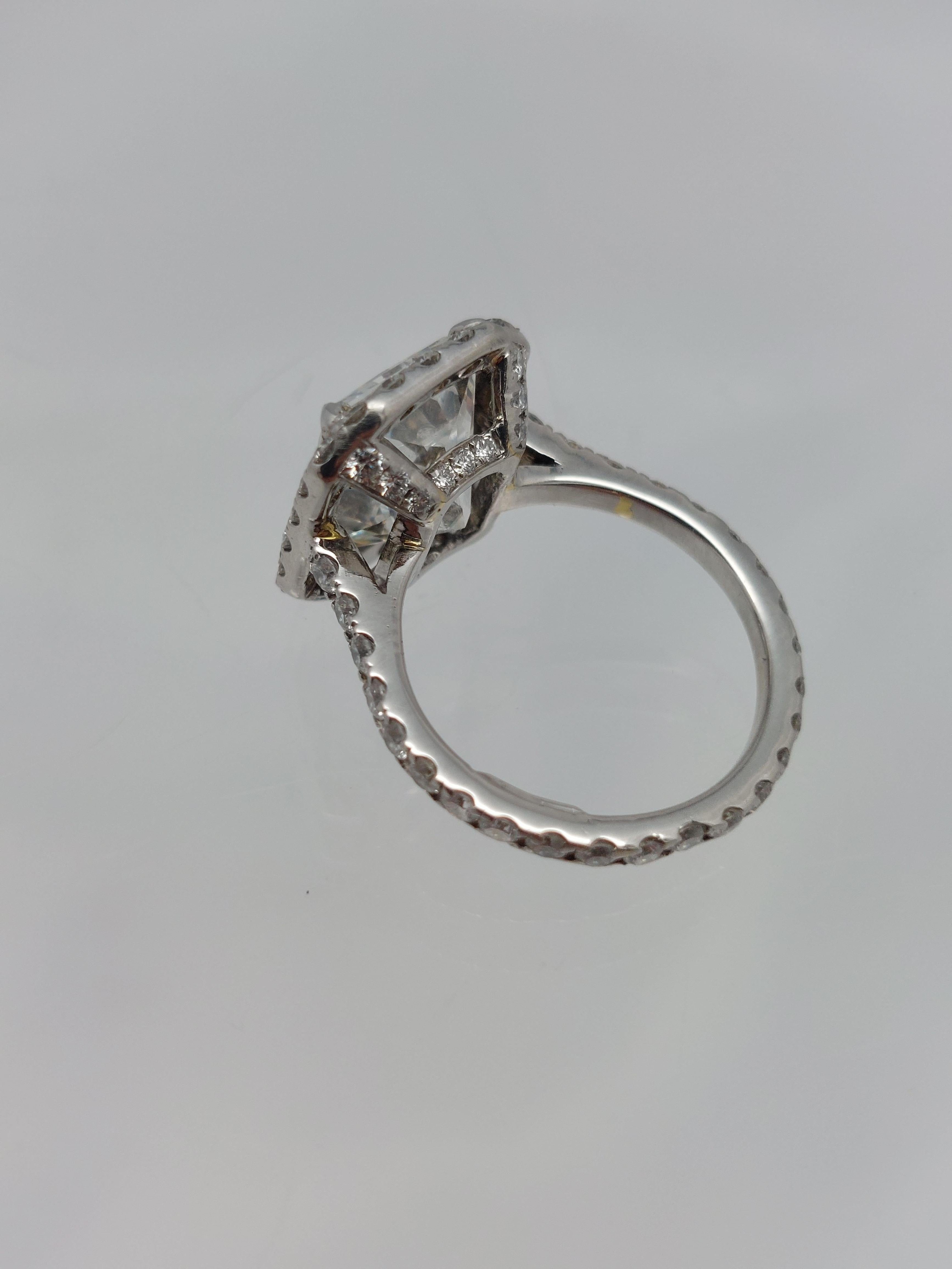 da uomo o donna Anello di diamanti a forma di aureola con taglio radiante certificato GIA da 4,40 carati in vendita