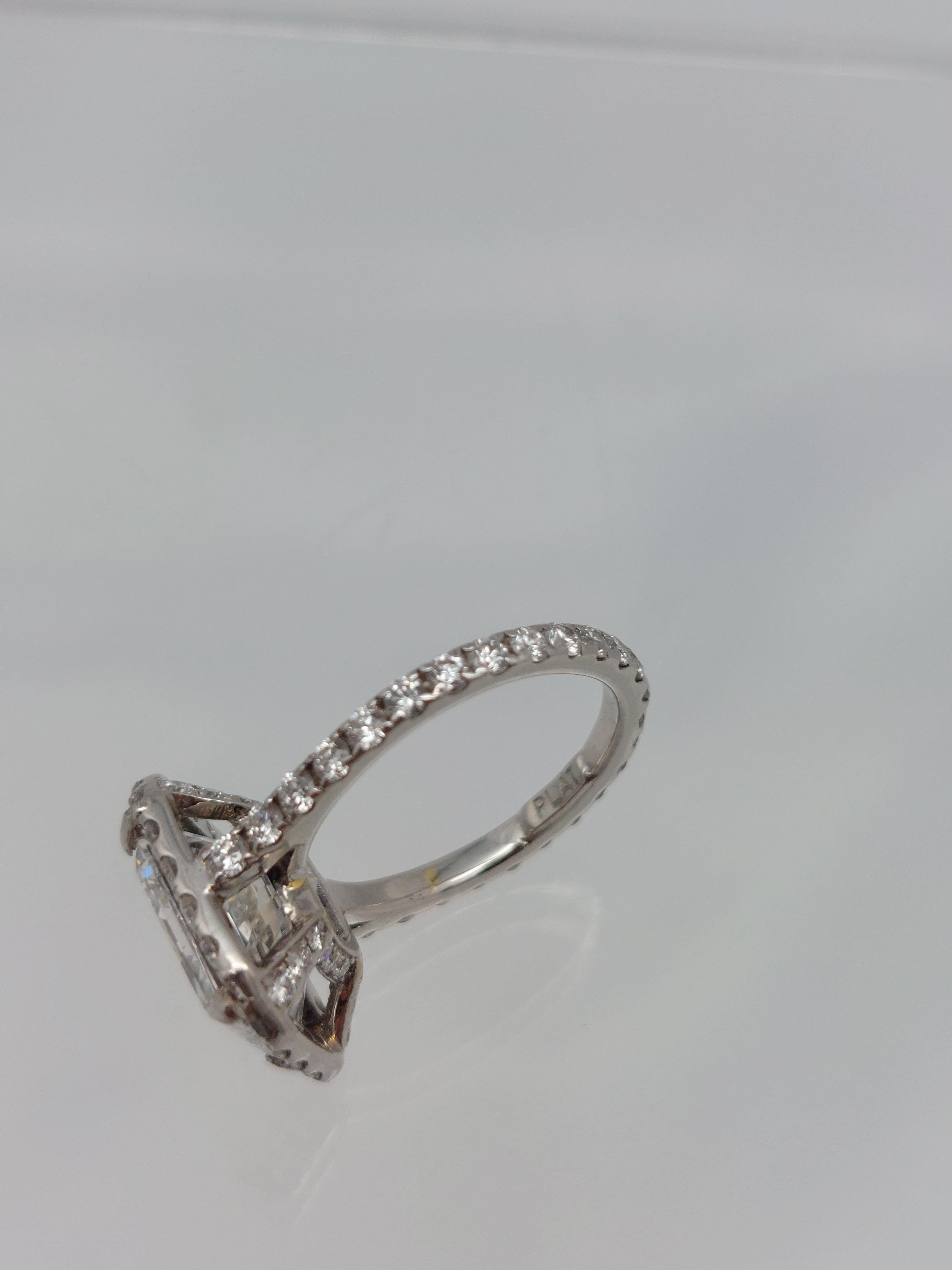 Anello di diamanti a forma di aureola con taglio radiante certificato GIA da 4,40 carati in vendita 1