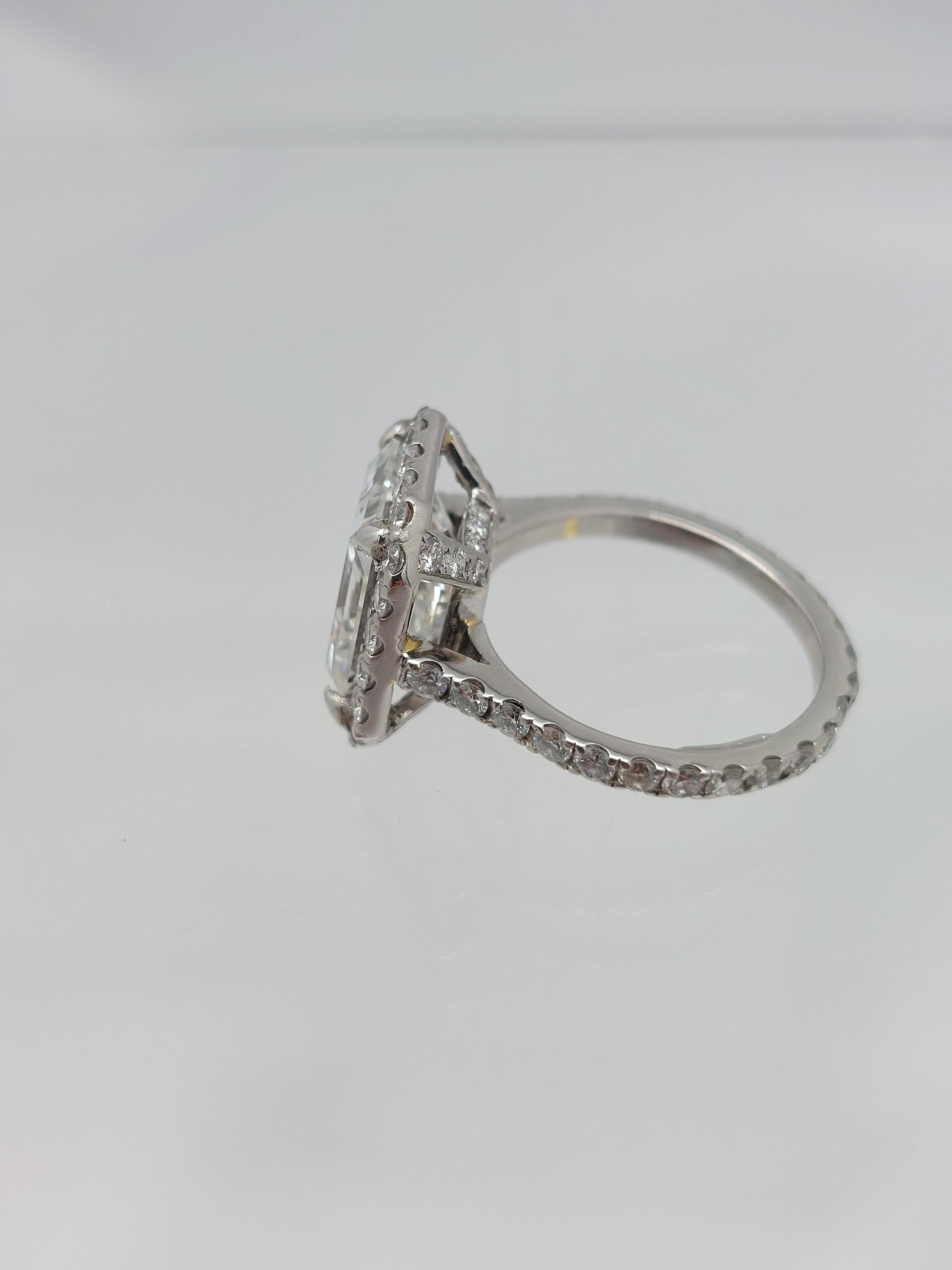 Anello di diamanti a forma di aureola con taglio radiante certificato GIA da 4,40 carati in vendita 2