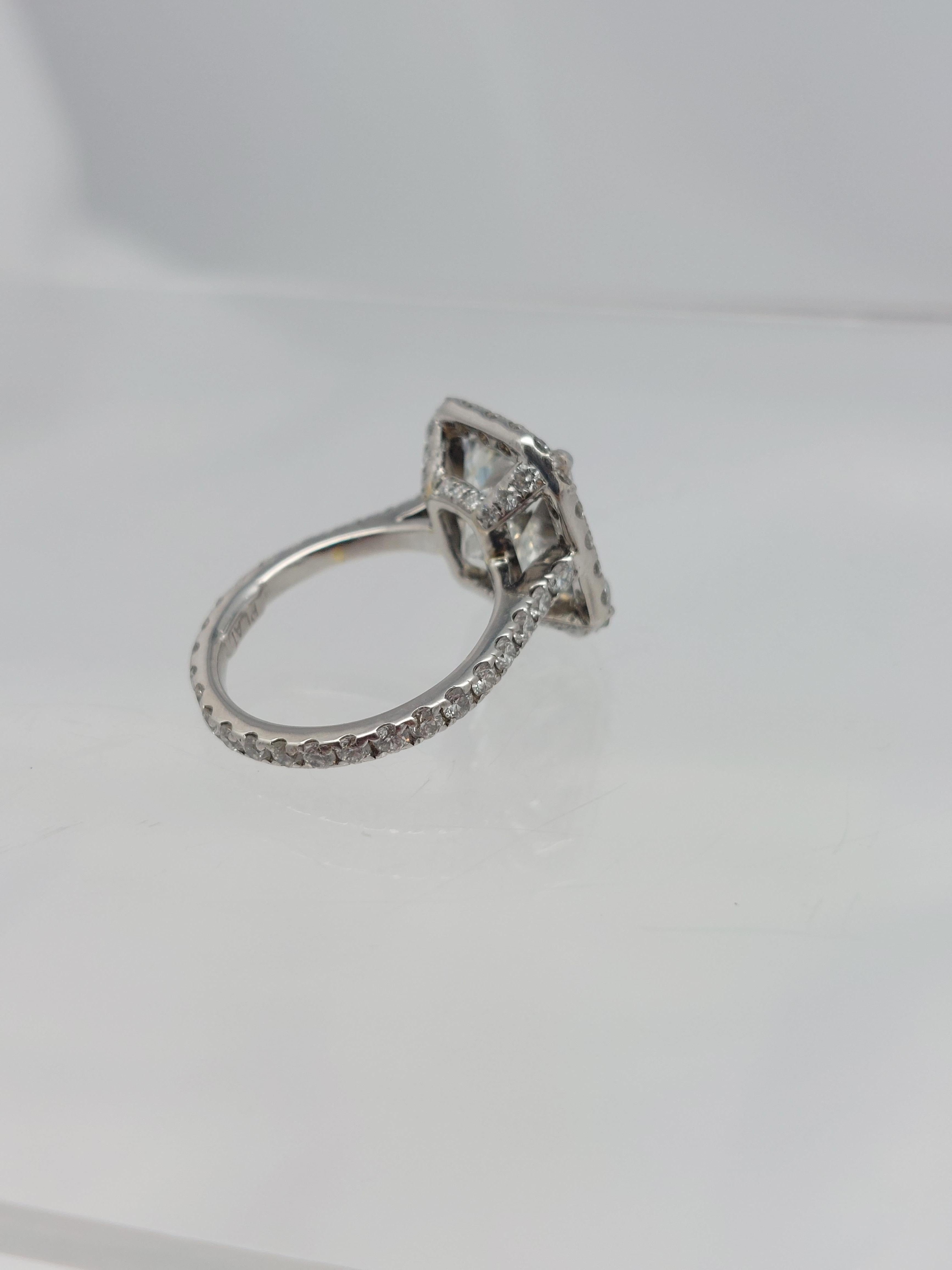 Anello di diamanti a forma di aureola con taglio radiante certificato GIA da 4,40 carati in vendita 3